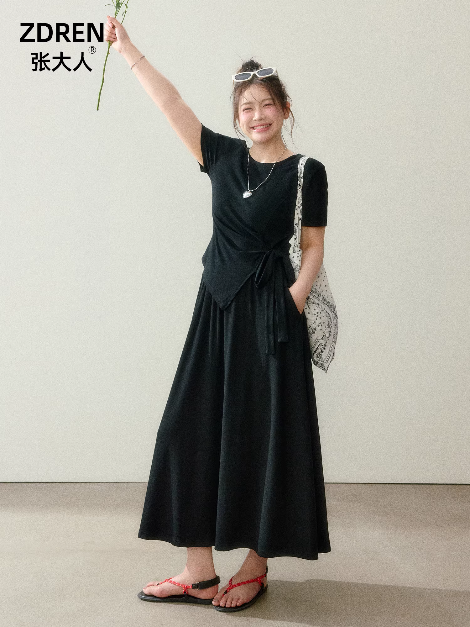 Quần áo nữ cỡ lớn dành cho người lớn, bộ đồ mùa hè màu đen tôn dáng, áo thun cổ tròn tay ngắn, chân váy xếp ly cao eo.