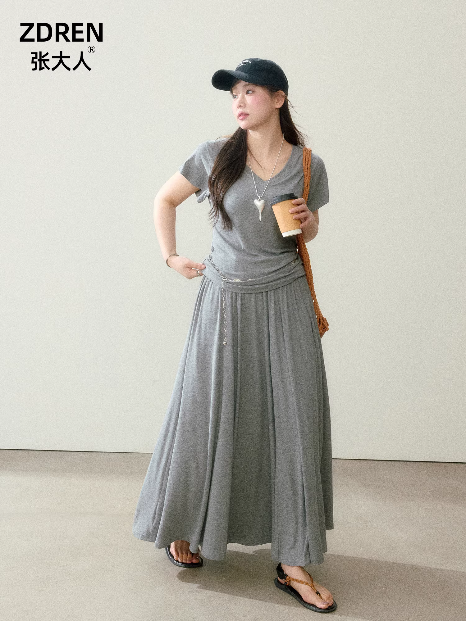 Bộ quần áo nữ cỡ lớn dành cho người lớn, phong cách mùa hè năng động, áo thun màu xám dáng regular, kiểu trễ vai và chân váy lưng cao.