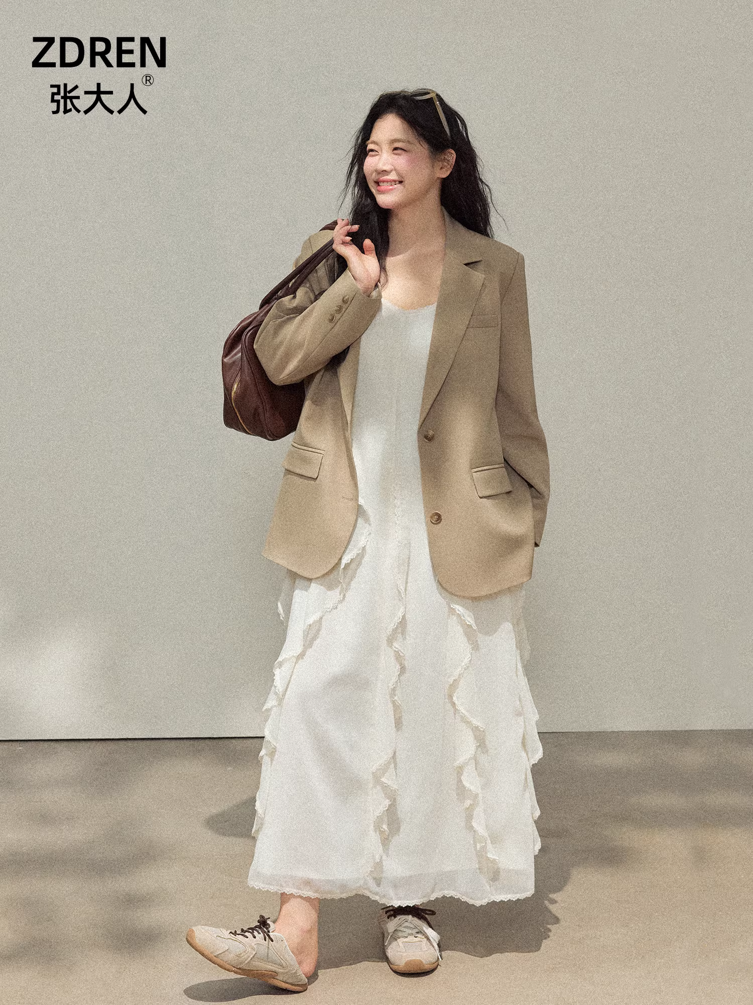 Quần áo nữ cỡ lớn: váy dây màu mơ với viền xếp ly và áo khoác màu cà phê mang lại hiệu ứng thon gọn.