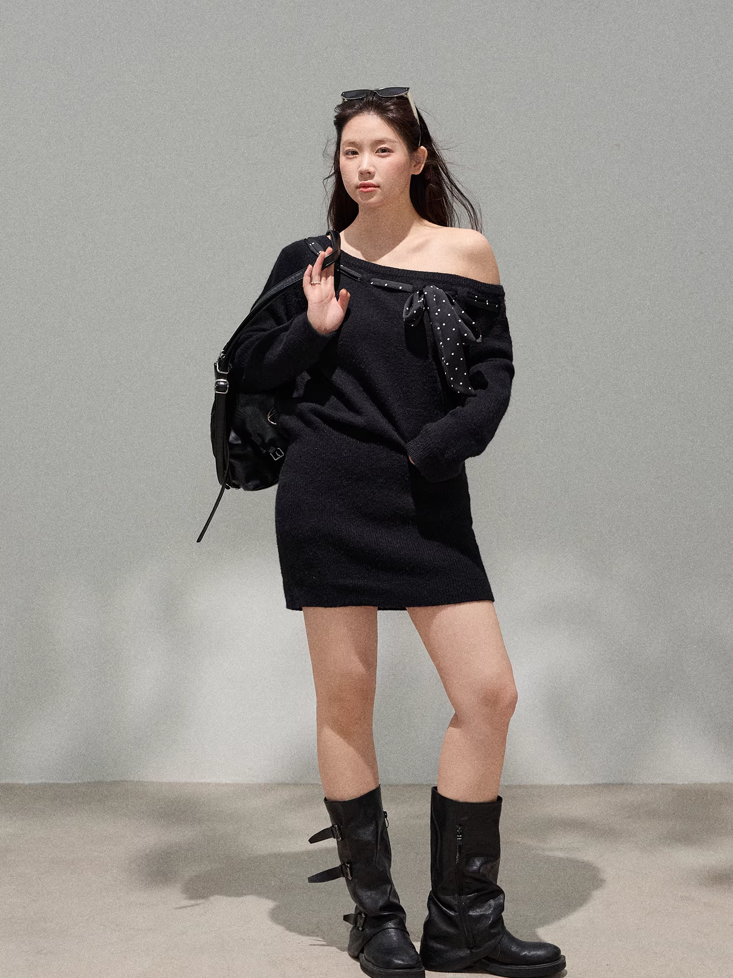 Quần áo nữ cỡ lớn dành cho các cô nàng mũm mĩm, trang phục tôn dáng, đầm len ôm sát màu đen chấm bi, kiểu trễ vai, buộc dây