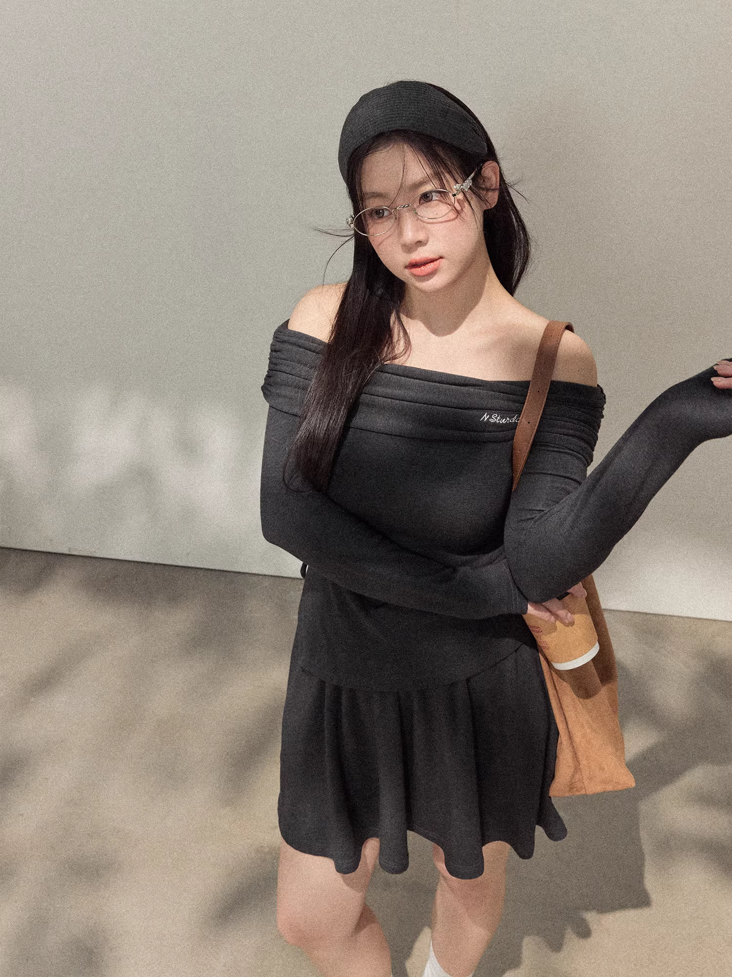 Bộ trang phục nữ cỡ lớn dành cho người lớn, gồm áo lệch vai xếp ly tôn dáng và chân váy xếp ly dành cho các cô gái mũm mĩm.