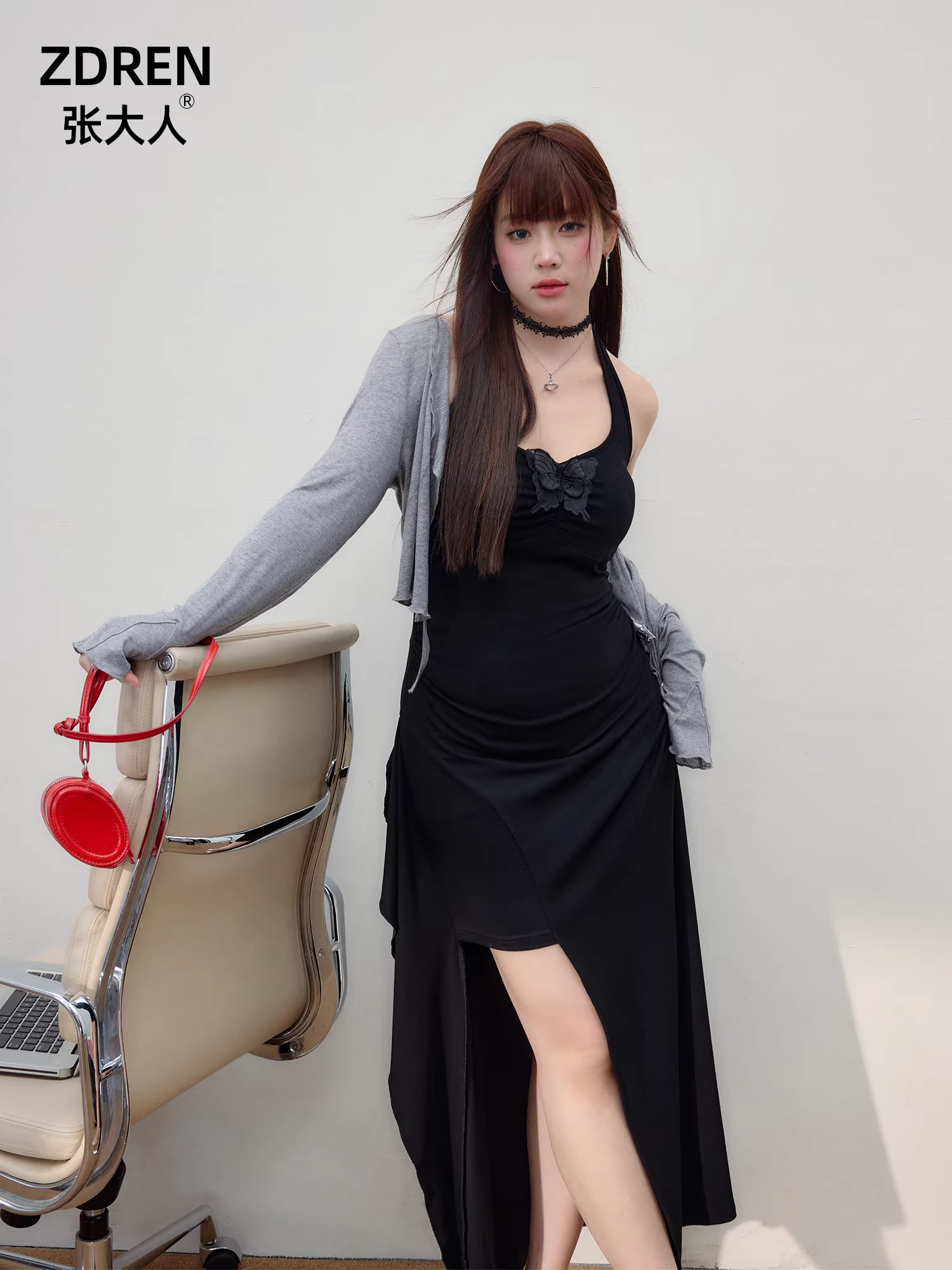 Đầm đen xẻ tà, kiểu dáng ôm sát, cổ halter, eo cao, phong cách ngọt ngào và quyến rũ dành cho phụ nữ cỡ lớn.