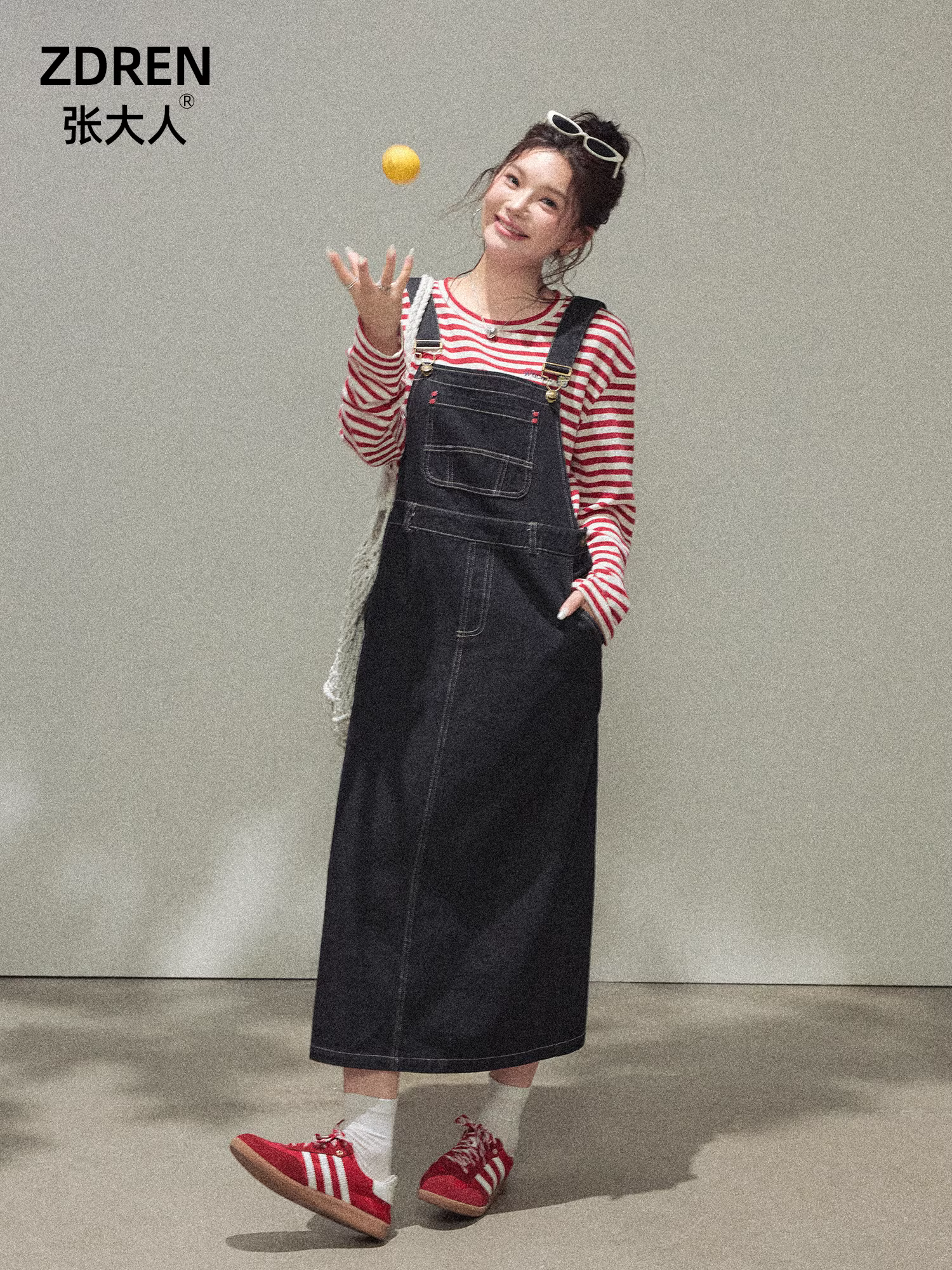 Quần áo nữ cỡ lớn dành cho người lớn, trang phục thu đông giúp thon gọn, phong cách ngọt ngào, bộ váy dài denim có dây đeo và áo sọc.