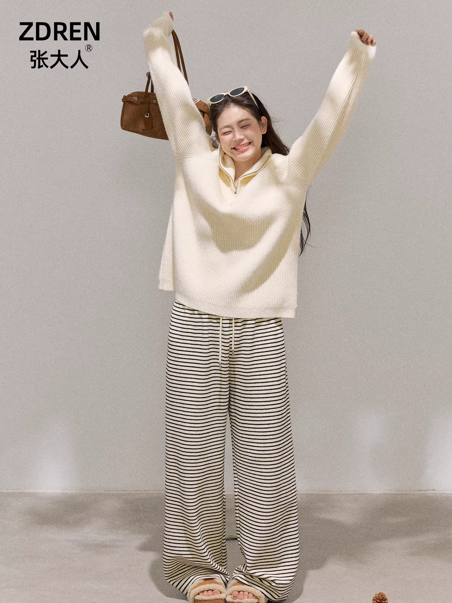 Quần áo nữ cỡ lớn dành cho người lớn, áo khoác len trắng kiểu dáng Hàn Quốc giúp thon gọn và tạo vẻ ngoài thoải mái cùng bộ quần kẻ sọc.