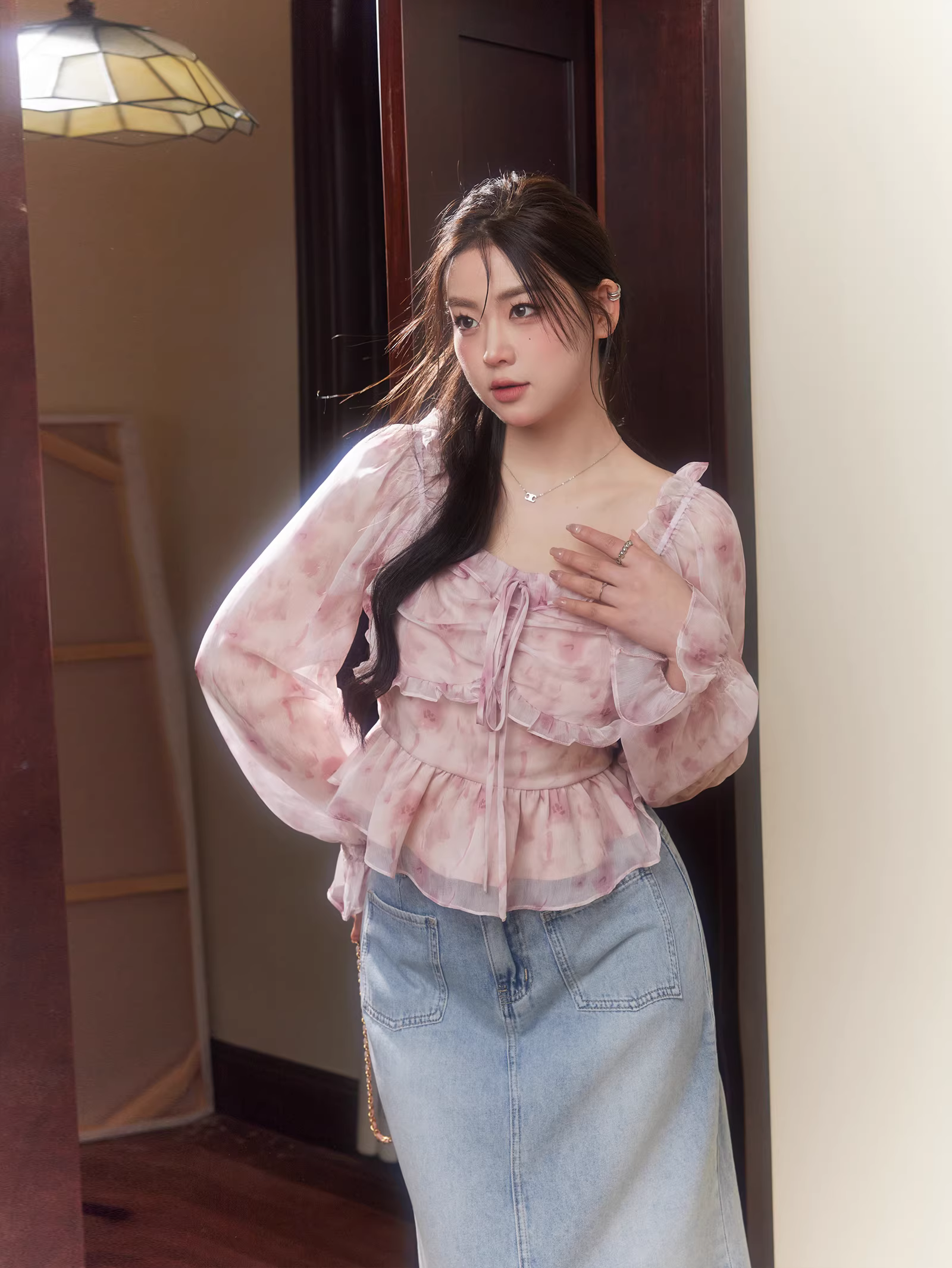 Bộ thời trang mùa xuân cho phụ nữ cỡ lớn, gồm áo hoa dáng ôm và chân váy denim cạp cao.