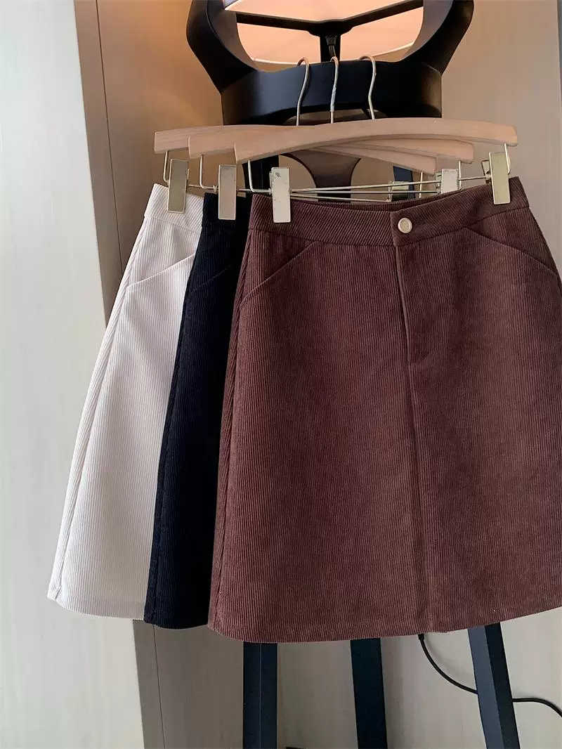 Váy midi nhung tăm màu nâu cỡ lớn dành cho nữ, váy chữ A cạp cao cho mùa thu đông, che hông, tôn dáng, ôm mông.