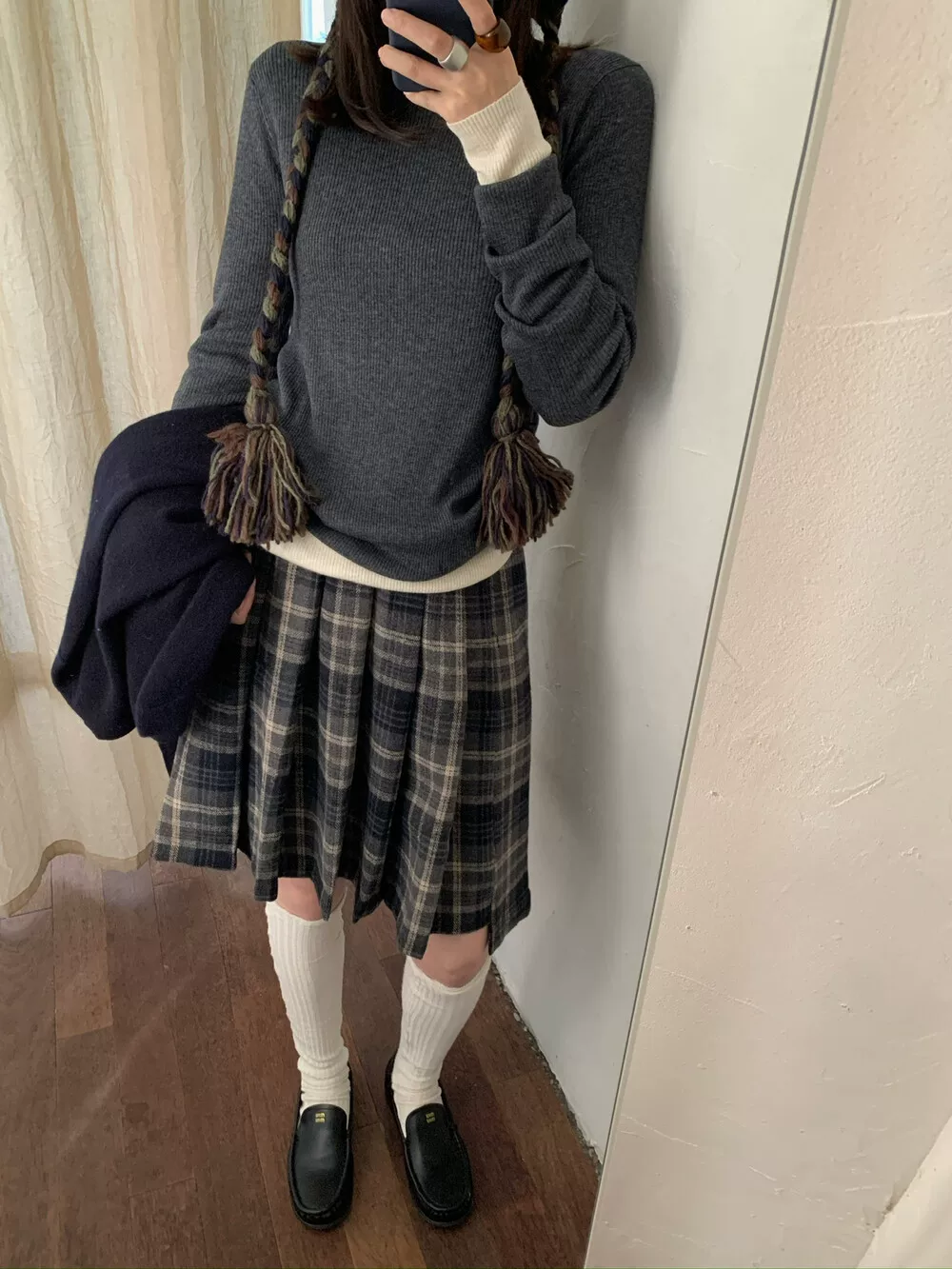 Váy xếp ly kẻ sọc len cỡ lớn dành cho nữ, váy chữ A cạp cao mùa thu đông, váy midi họa tiết phong cách đại học giúp thon gọn.