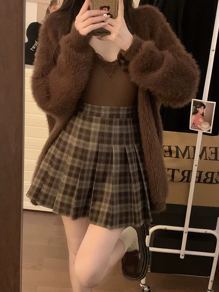 Váy xếp ly kẻ sọc nâu nữ, kiểu dáng chữ A, thu đông 2025, mới, cạp cao, tôn dáng, váy ngắn kiểu JK