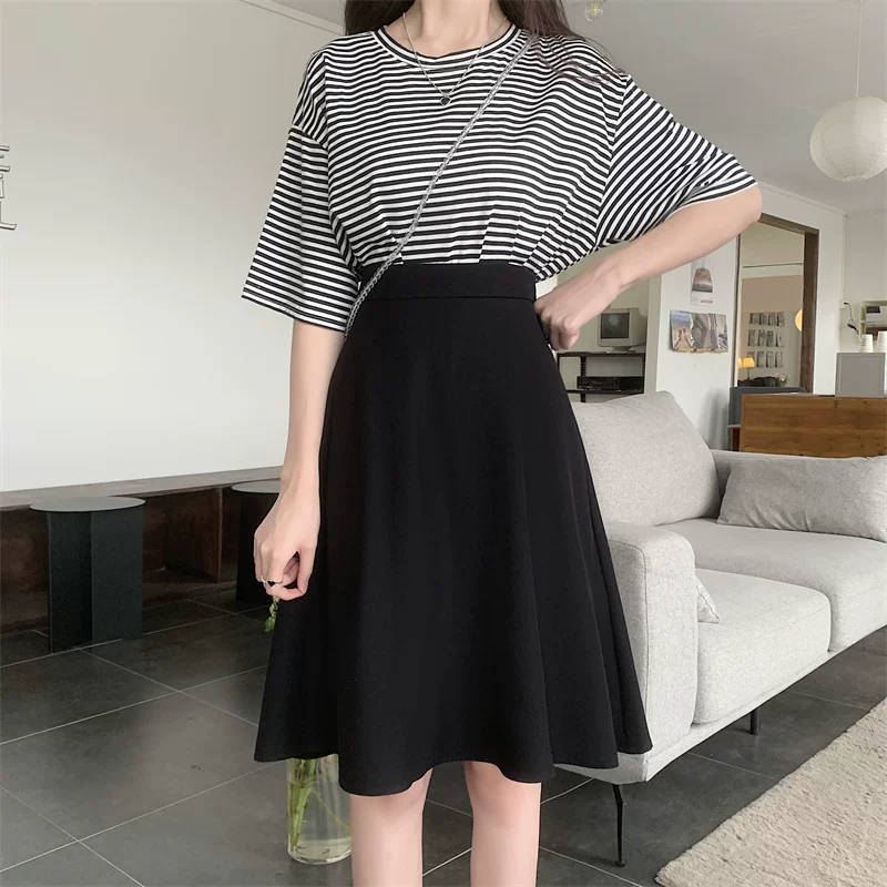 Váy đen xòe dài ngang đùi mùa hè, size lớn cho nữ, cạp cao, tôn dáng, kiểu dáng chữ A, chống lộ nắng.