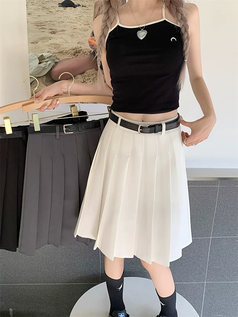 Váy xếp ly màu xám cỡ lớn, váy chữ A màu trắng dài ngang đùi, cạp cao, tôn dáng, dành cho nữ mùa hè, phong cách preppy.