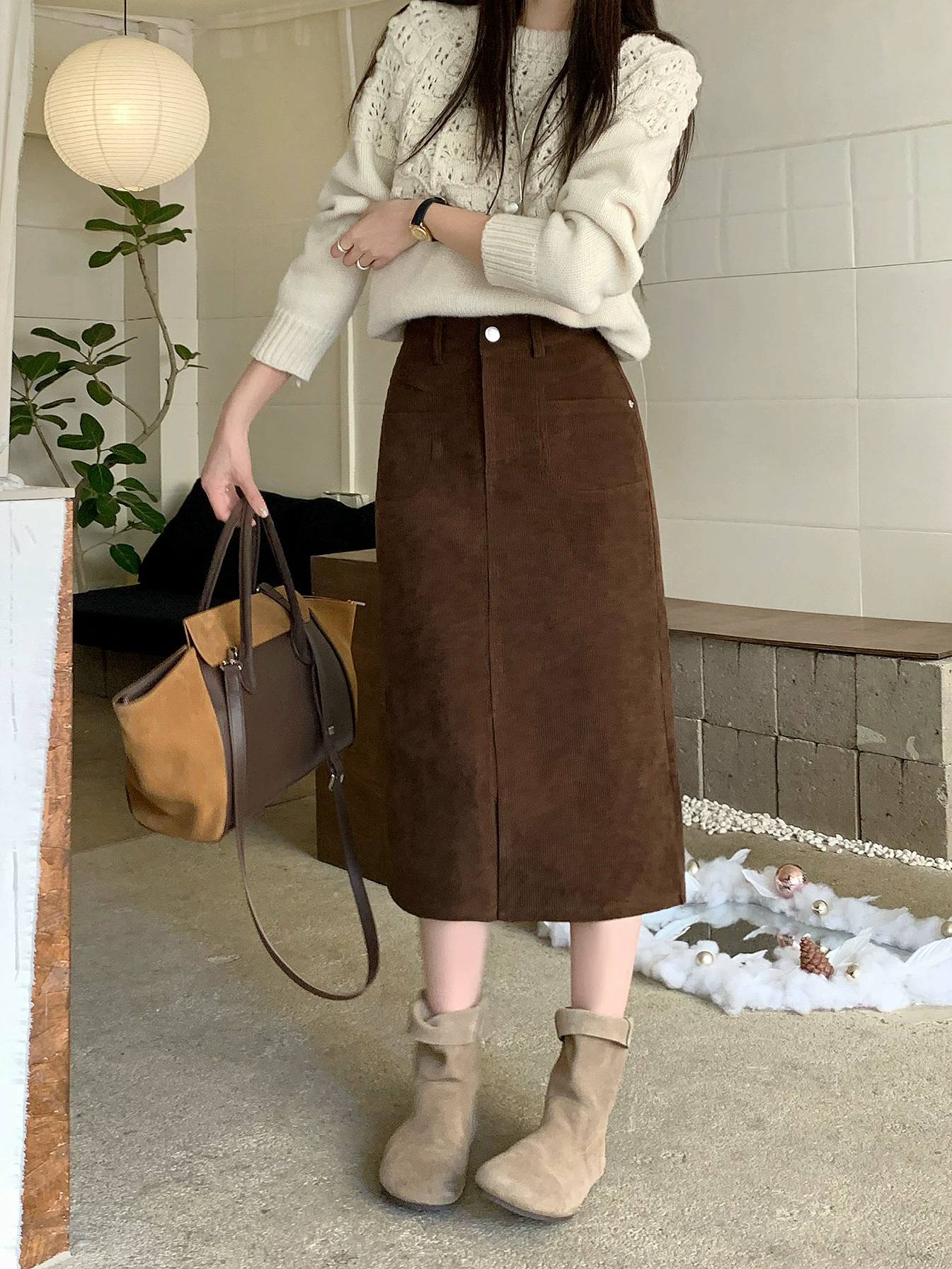 Váy màu cà phê cổ điển cỡ lớn dành cho nữ, váy chữ A cạp cao che hông mùa thu đông, váy midi ôm hông xẻ tà tôn dáng.