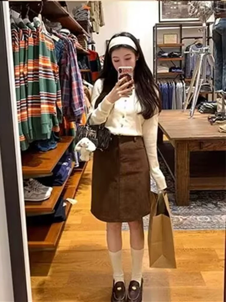 Váy nhung kẻ sọc nâu cổ điển cỡ lớn dành cho nữ, váy midi cạp cao tôn dáng mùa thu đông, váy chữ A, váy ngắn màu nâu dành cho phụ nữ cỡ lớn.