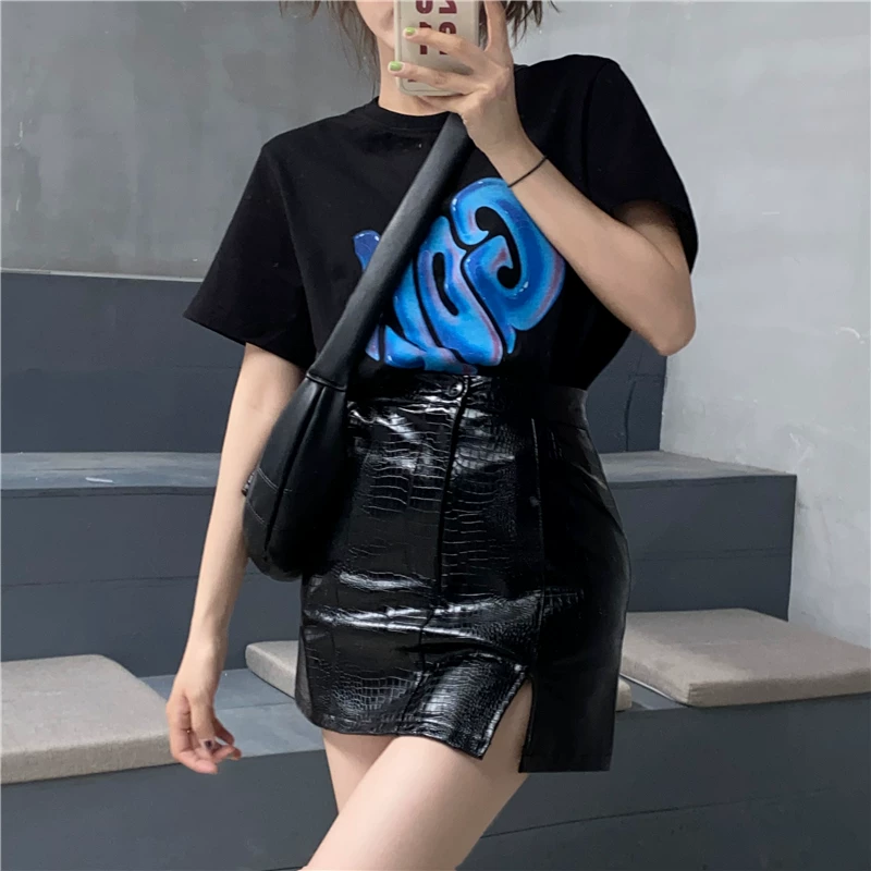 Chân váy da giả họa tiết cá sấu, kiểu dáng xẻ tà, dáng chữ A, mùa thu, size lớn, dành cho người mập, eo cao, ôm hông, chất liệu PU bóng, màu đen, chân váy ngắn