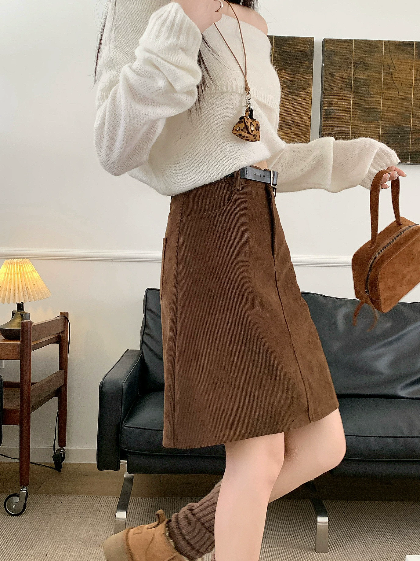 Váy nhung nâu cổ điển cỡ lớn dành cho nữ, mùa thu đông, váy ngắn chữ A cạp cao, váy midi ôm hông màu nâu.