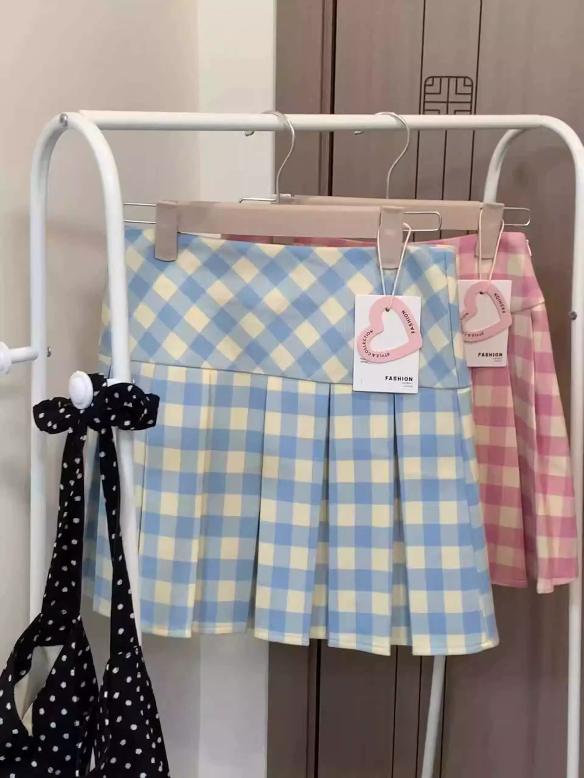 Váy xếp ly kẻ sọc xanh cỡ lớn dành cho nữ, váy họa tiết phong cách preppy, váy cạp cao mùa hè dành cho những cô nàng mũm mĩm, váy ngắn chống lộ.