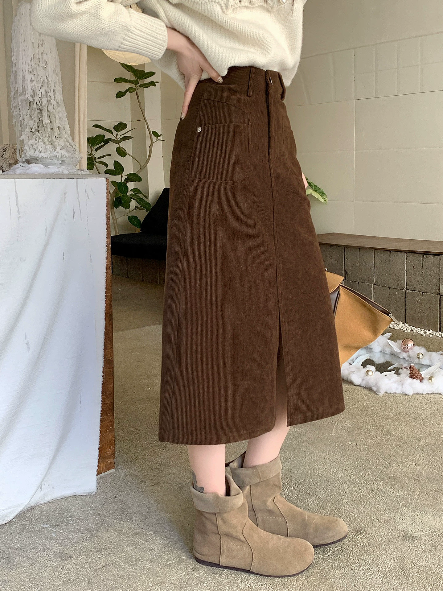 Váy màu cà phê cổ điển cỡ lớn dành cho nữ, váy chữ A cạp cao che hông mùa thu đông, váy midi ôm hông xẻ tà tôn dáng.