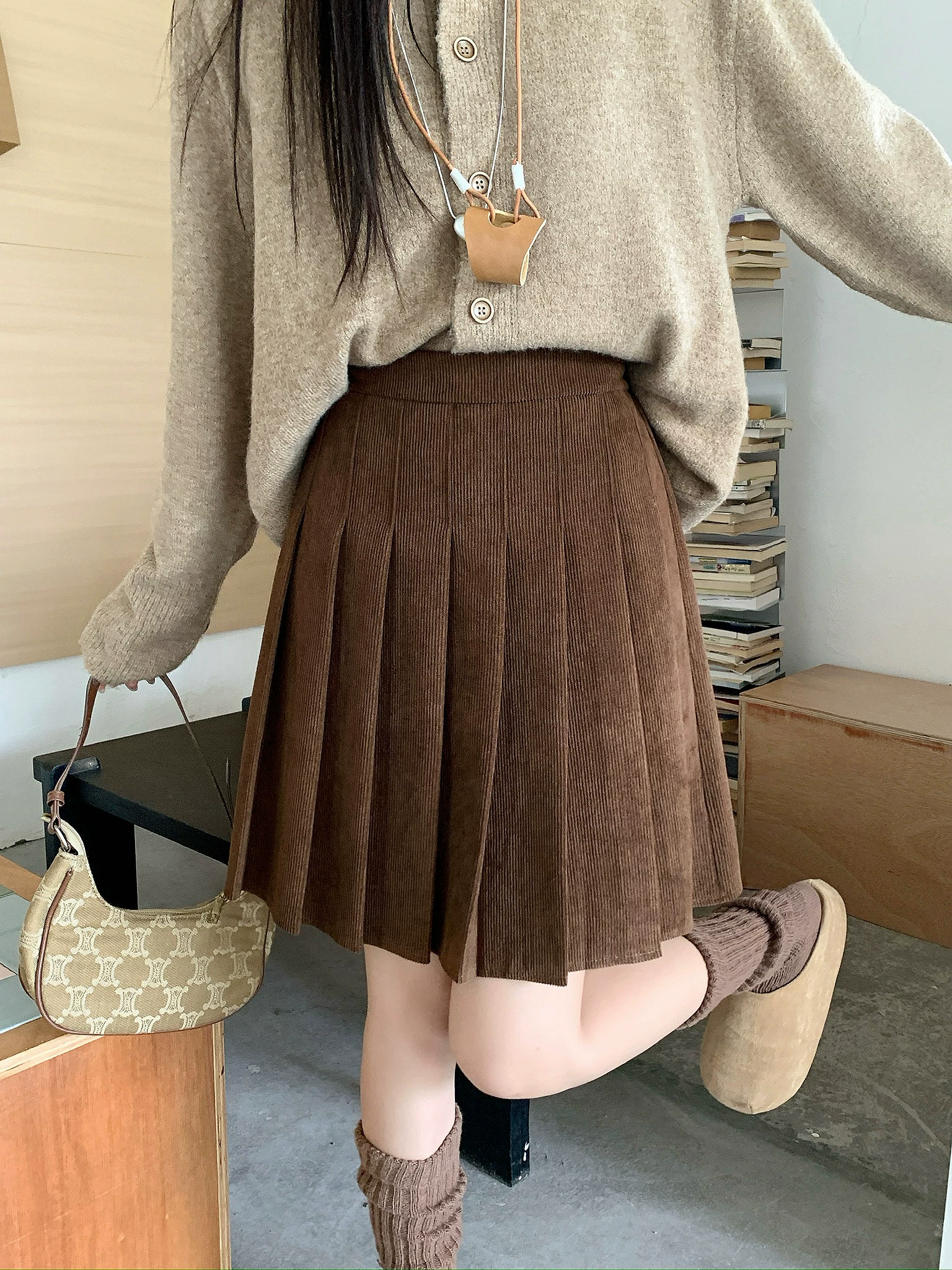 Váy xếp ly bằng vải nhung màu nâu cổ điển dành cho nữ, váy dài vừa phải cạp cao cỡ lớn, váy ngắn mùa thu đông, váy phong cách preppy