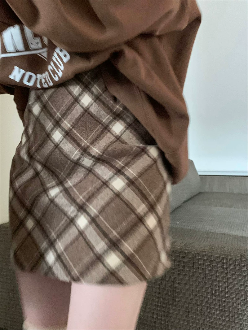 Váy kẻ caro len màu kaki nữ thu đông 2025, kiểu retro, cạp cao, tôn dáng, dáng chữ A, ôm hông, váy ngắn kẻ caro