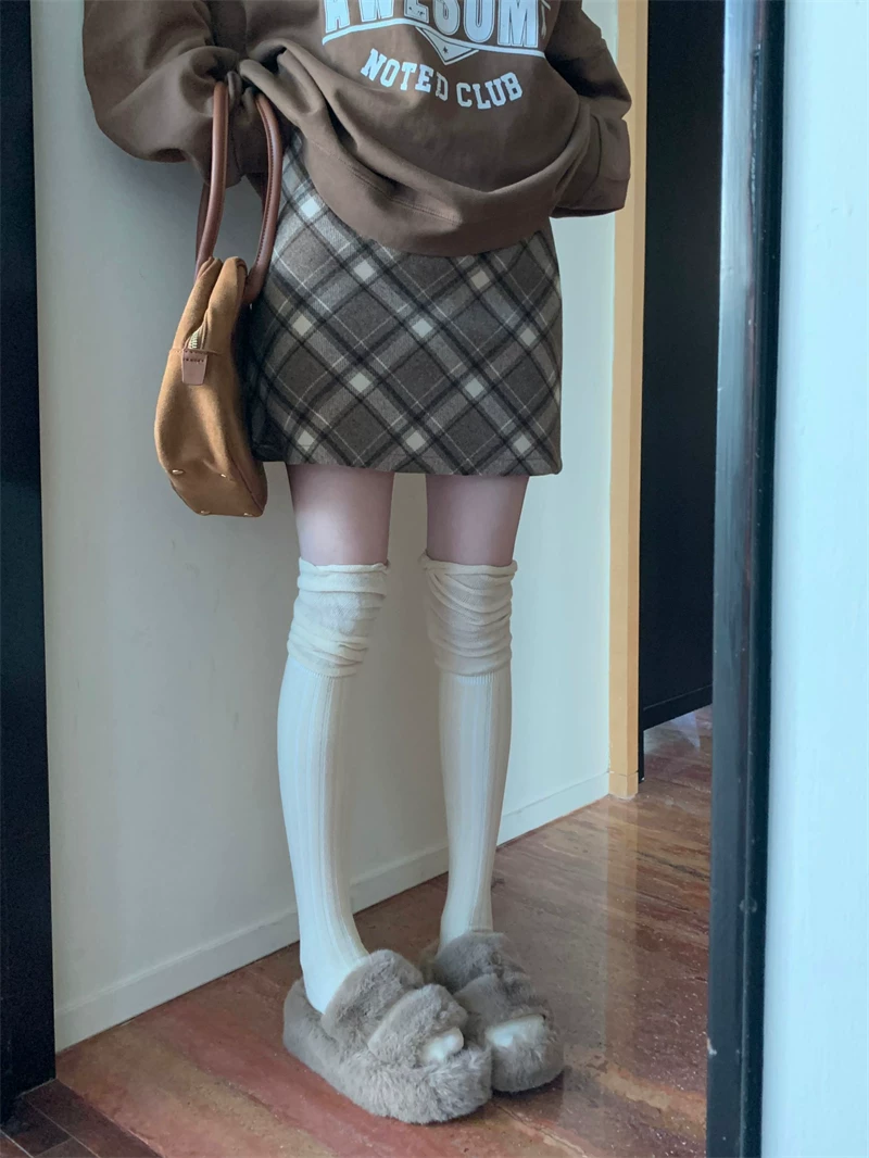 Váy kẻ caro len màu kaki nữ thu đông 2025, kiểu retro, cạp cao, tôn dáng, dáng chữ A, ôm hông, váy ngắn kẻ caro