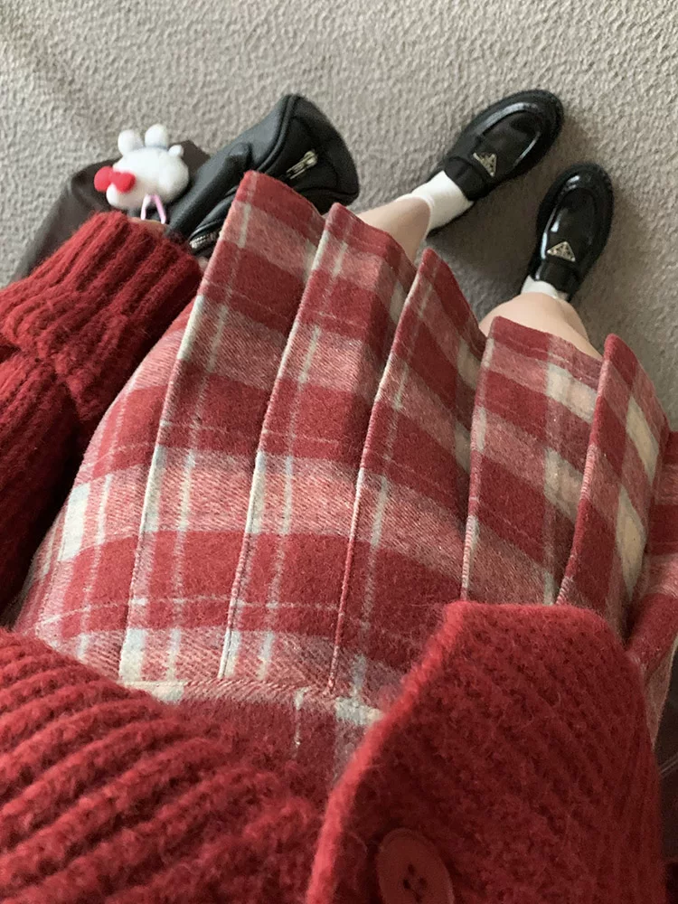 Váy xếp ly kẻ sọc đỏ cổ điển bằng len cỡ lớn dành cho nữ, mùa thu đông, váy ngắn chữ A eo cao thon gọn dành cho người nhỏ nhắn.