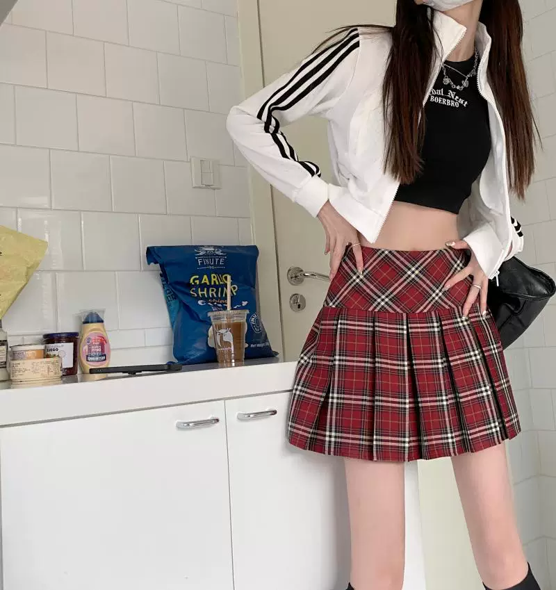 Váy xếp ly kẻ sọc đỏ cỡ lớn dành cho nữ, mùa xuân thu, thiết kế chữ A cạp cao, phong cách độc đáo, váy nửa thân kiểu JK giúp thon gọn.