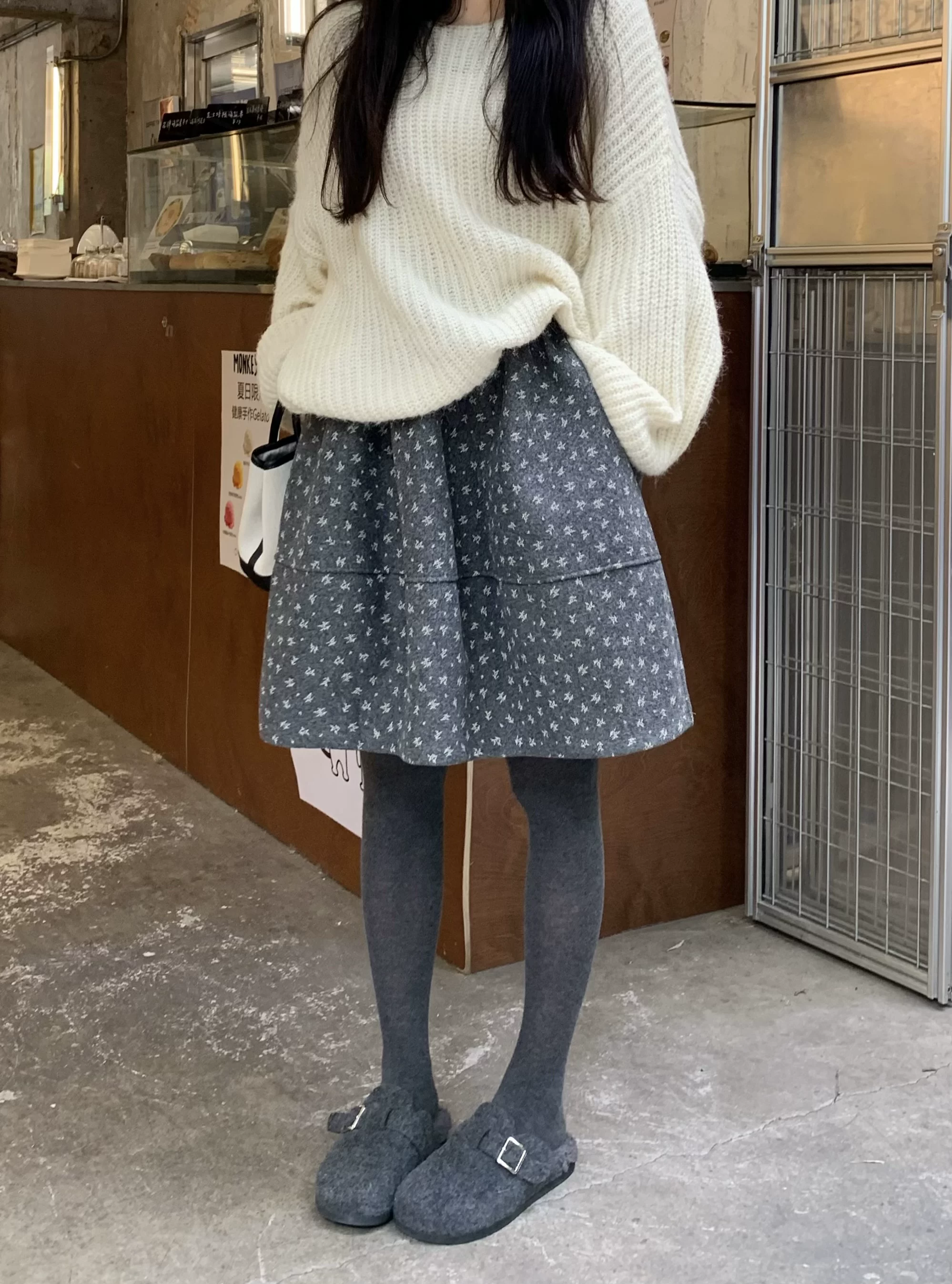 Váy len hoa, cỡ lớn mùa thu đông, phong cách Miu, váy ngắn chữ A tôn dáng, váy dù dài ngang hông che hông, váy nụ hoa phồng.