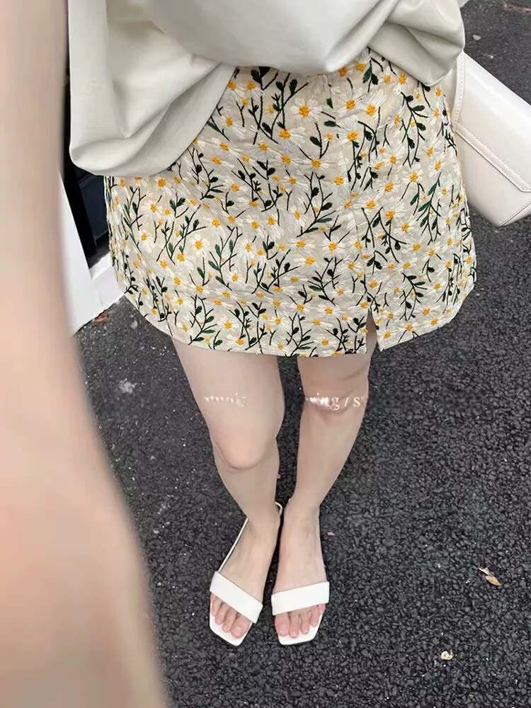 Váy thêu hoa cúc cỡ lớn dành cho nữ, váy chữ A ba chiều dày dặn mùa hè, váy ngắn xẻ tà cao eo tôn dáng.