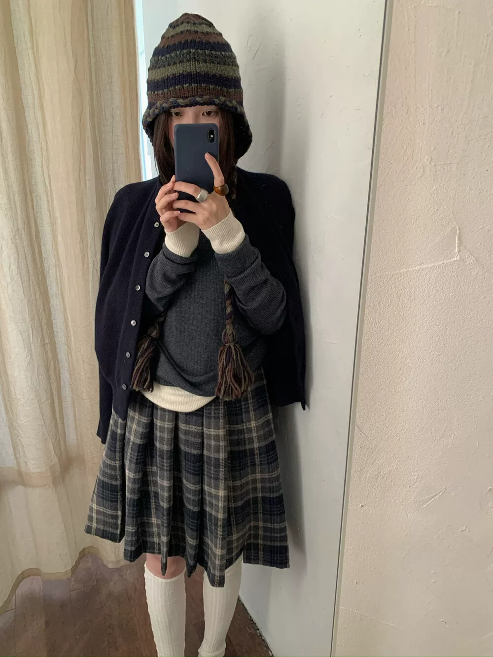 Váy xếp ly kẻ sọc len cỡ lớn dành cho nữ, váy chữ A cạp cao mùa thu đông, váy midi họa tiết phong cách đại học giúp thon gọn.