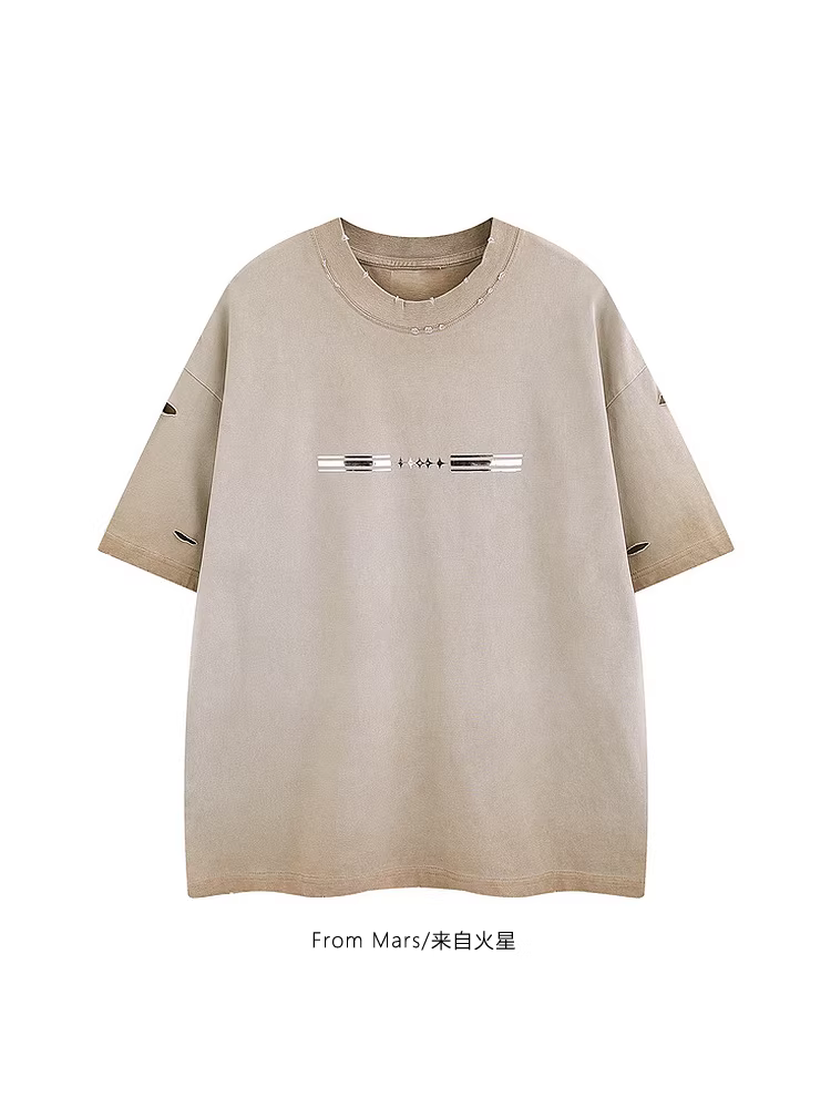 Từ Mars vẫn tiếp tục theo đuổi thiết kế theo phong cách cổ điển, đã qua xử lý làm cũ và rách của thương hiệu thời trang, áo thun ngắn tay dáng rộng kiểu BF mùa hè.