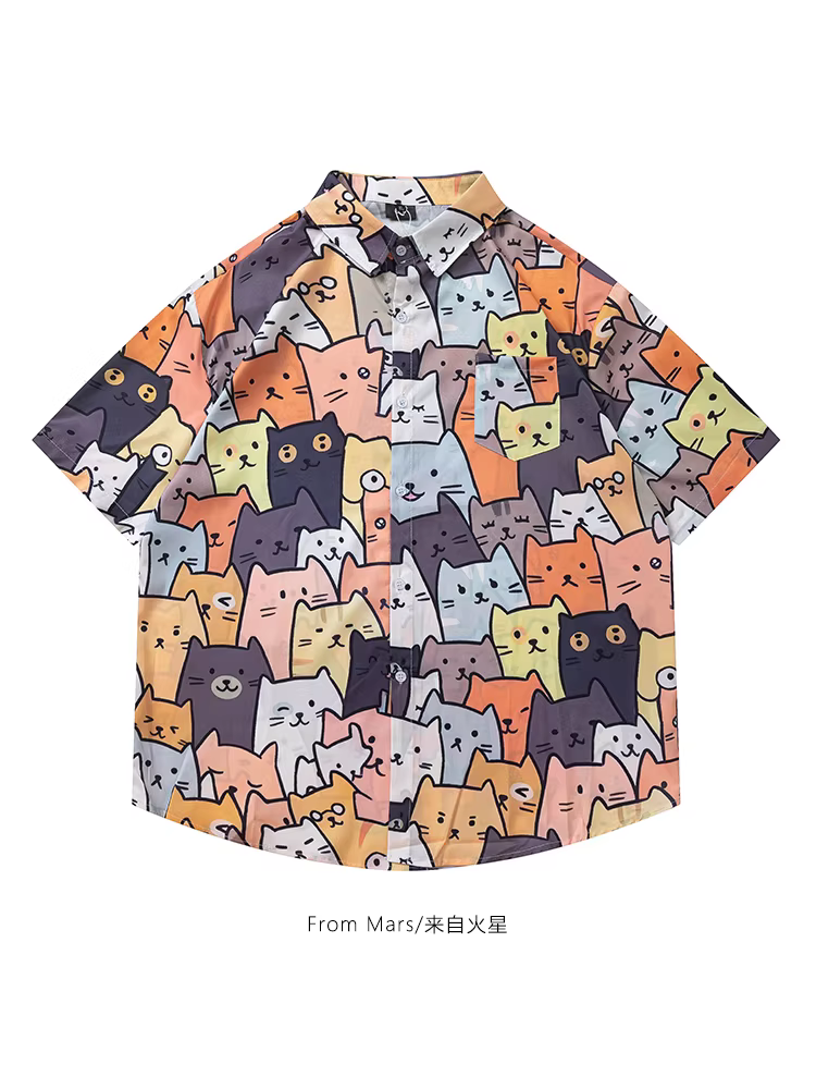 Từ sao Hỏa, mọi người đều mặc trang phục kiểu chàng trai thành phố Nhật Bản, áo sơ mi ngắn tay in hình mèo hoạt hình vui nhộn, rộng rãi và hợp thời trang.