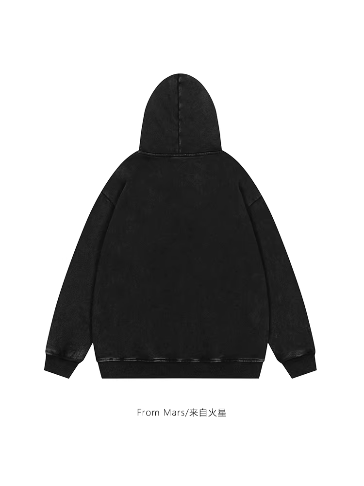 From Mars không có gì tương tự với áo nỉ có mũ trùm đầu unisex đa năng, in chữ theo phong cách thời trang Mỹ.