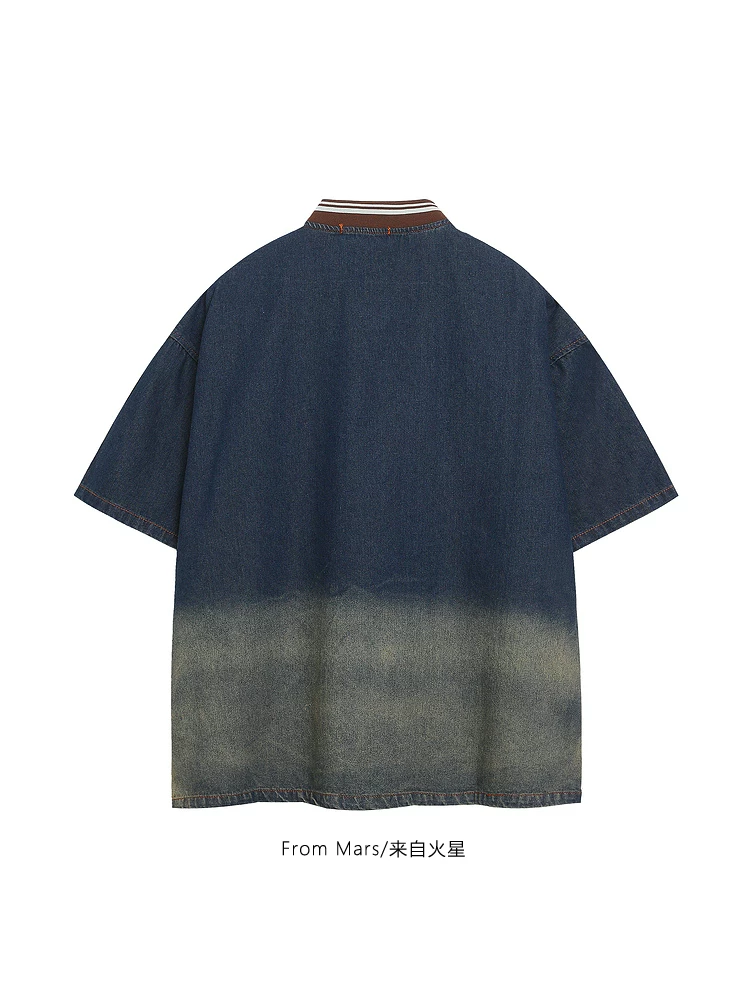 Từ Mars hứa hẹn sẽ cung cấp áo thun denim ngắn tay dáng rộng phong cách đại học màu xanh đã qua xử lý kiểu retro của Mỹ.