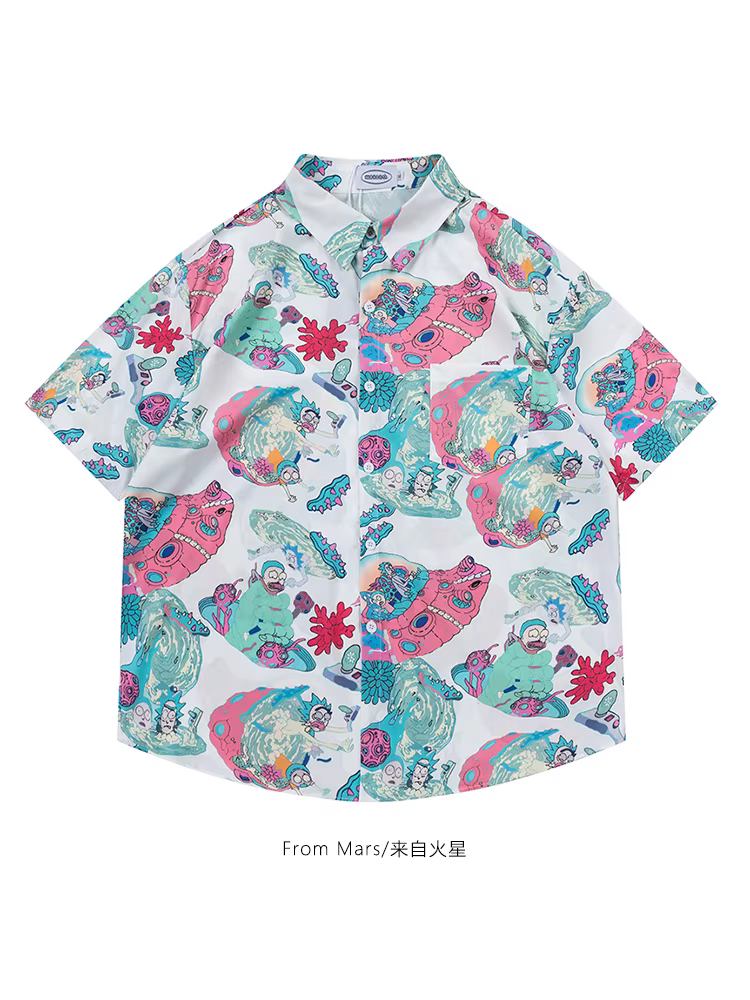 Từ sao Hỏa, anh chàng này đang ngắm nhìn một chiếc áo sơ mi ngắn tay in họa tiết hoạt hình sáng tạo theo phong cách Mỹ, kiểu dáng rộng rãi, thích hợp cho mùa hè.