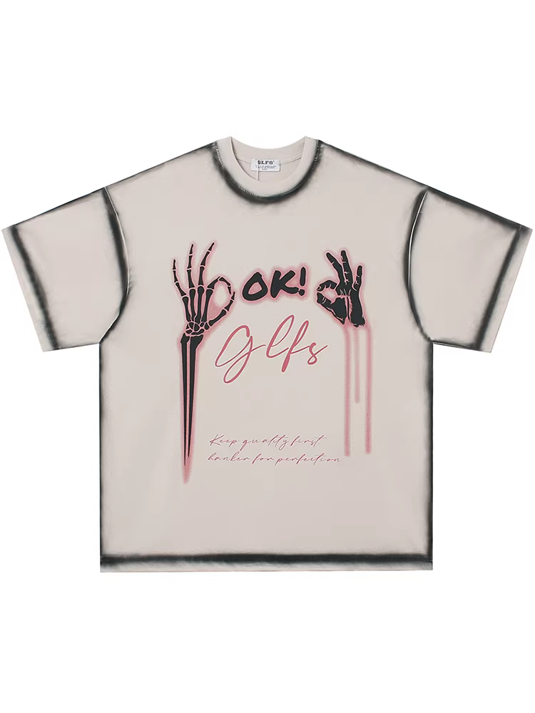 Từ sao Hỏa liên tục nhắc nhở chúng ta về chiếc áo thun ngắn tay in hình đầu lâu phối màu theo phong cách retro Nhật Bản, dáng rộng, hợp thời trang dành cho các cặp đôi.