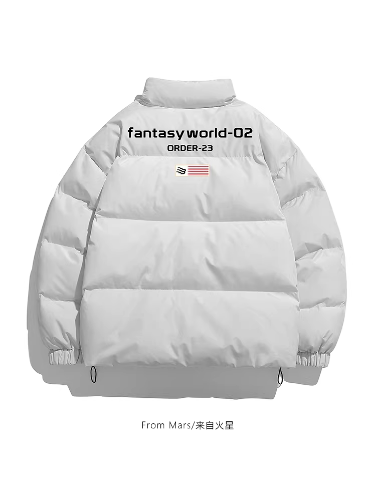 Từ Mars, người ta không còn chấp nhận gì khác ngoài những gì tốt nhất. Áo khoác phao dày in chữ theo phong cách retro của thương hiệu thời thượng, áo khoác cotton cổ đứng rộng rãi và ấm áp.
