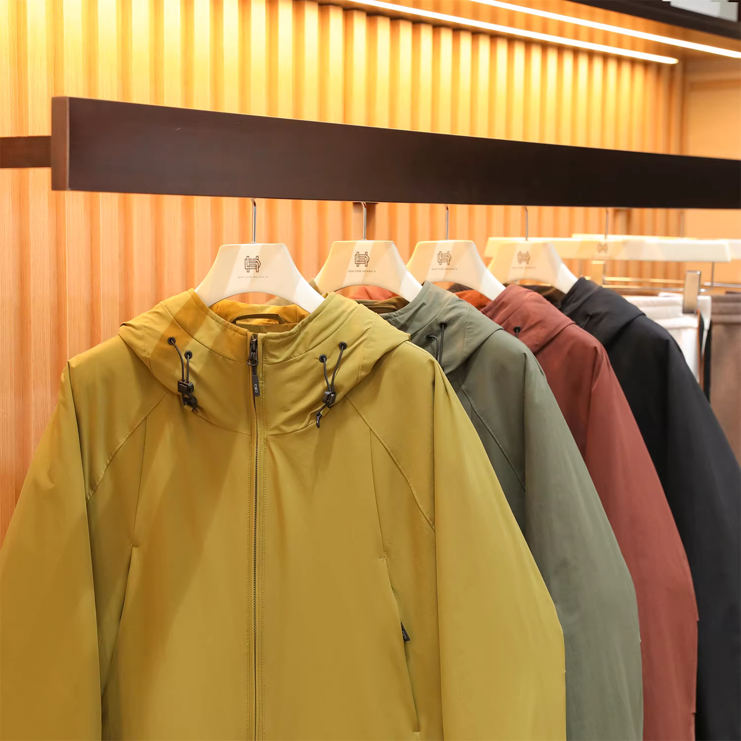 Don Quixote chọn lông ngỗng 90%! Phong cách đô thị năng động! Áo khoác phao có mũ trùm đầu giữ ấm, chống thấm nước, gió, bụi.