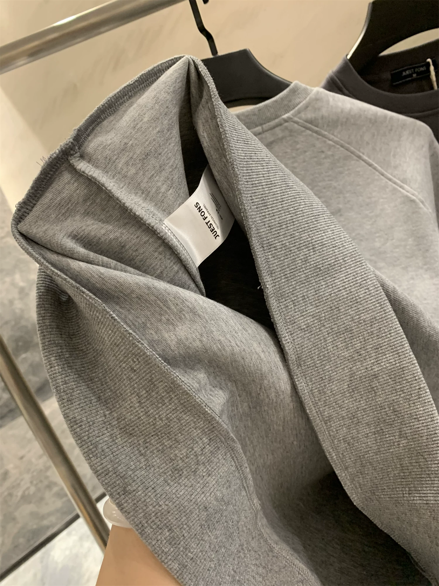 Don Quixote mang phong cách thiết kế thời thượng! Hình dáng OZ! Áo nỉ nam thời trang đa năng, phong cách thường ngày mới cho mùa thu đông