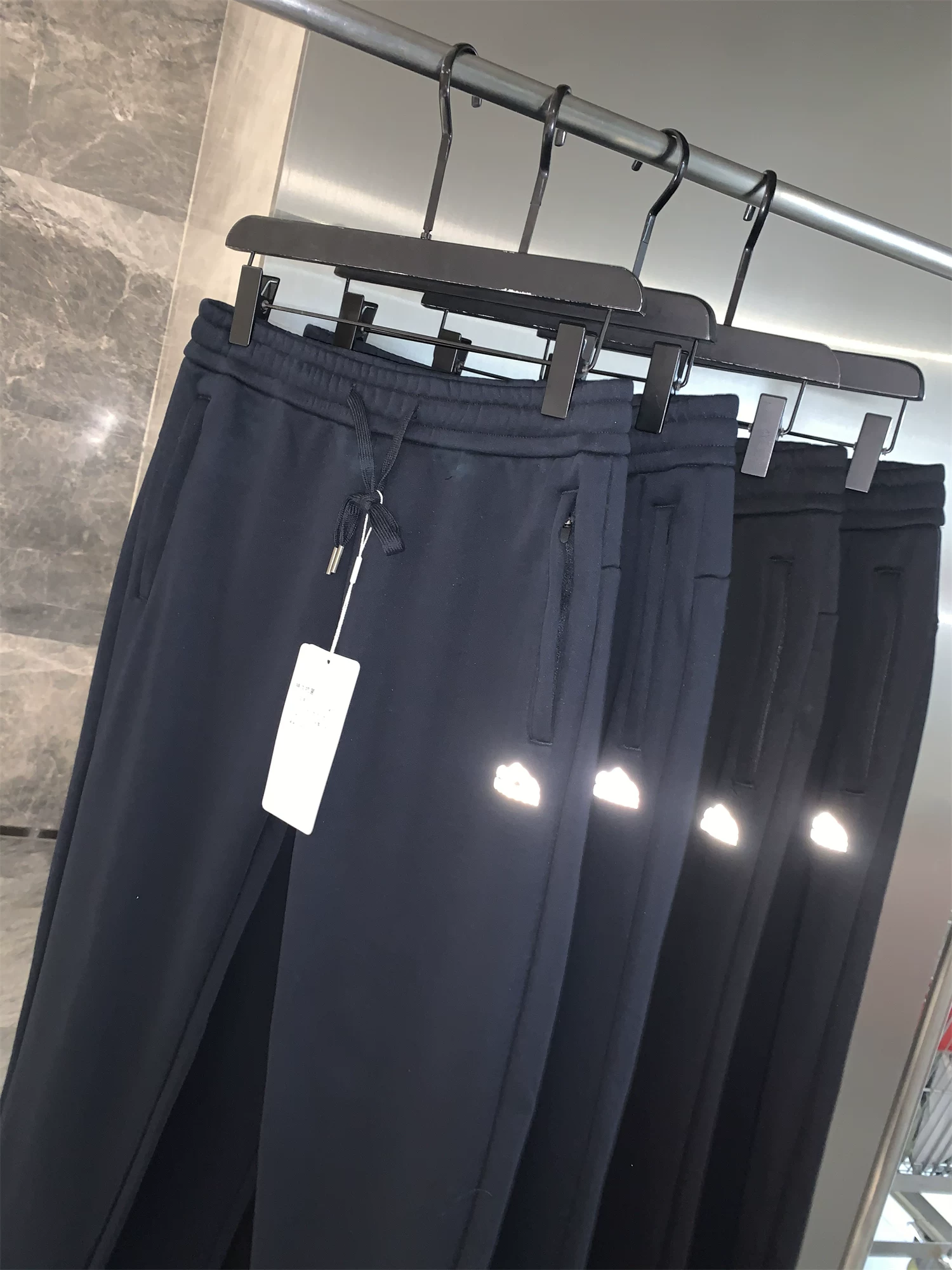 Don Quixote đi mua sắm để đặt hàng! Quần dài dáng rộng có dây thun lót lông cừu mùa thu đông dành cho nam.