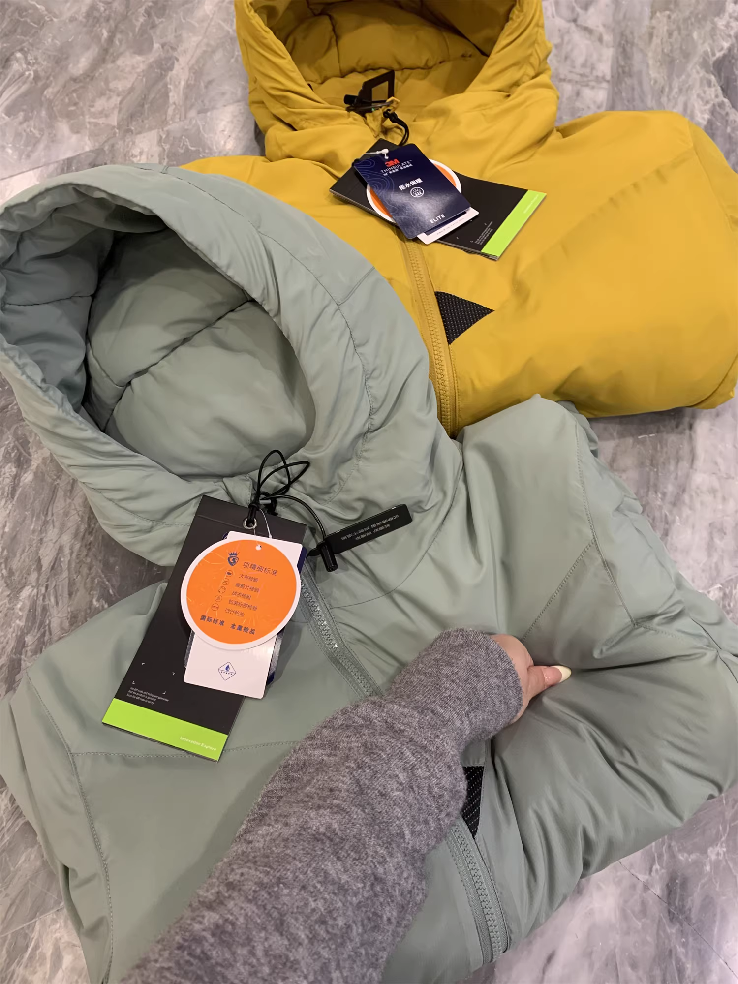 Sản phẩm mới nhất của Don Quixote đã có mặt rồi! Áo khoác lông cừu giữ ấm hiệu quả cao 3M Thinsulate! Áo khoác cotton có mũ trùm đầu hình tam giác thời thượng mùa thu đông dành cho nam và nữ.