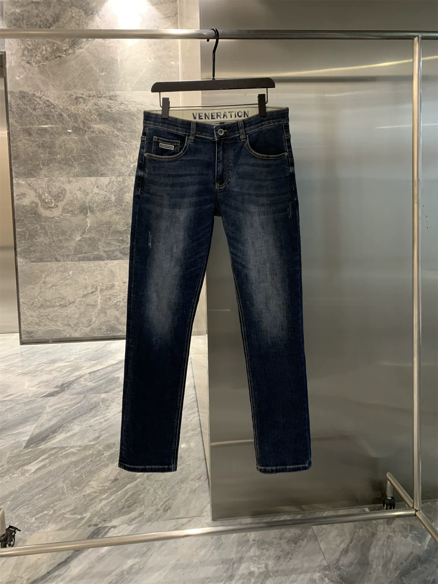 Don Quixote cung cấp ưu đãi độc quyền! Miễn phí vận chuyển! Quần jean nam dáng thẳng, chất liệu washed, kiểu dáng casual mới mùa thu.