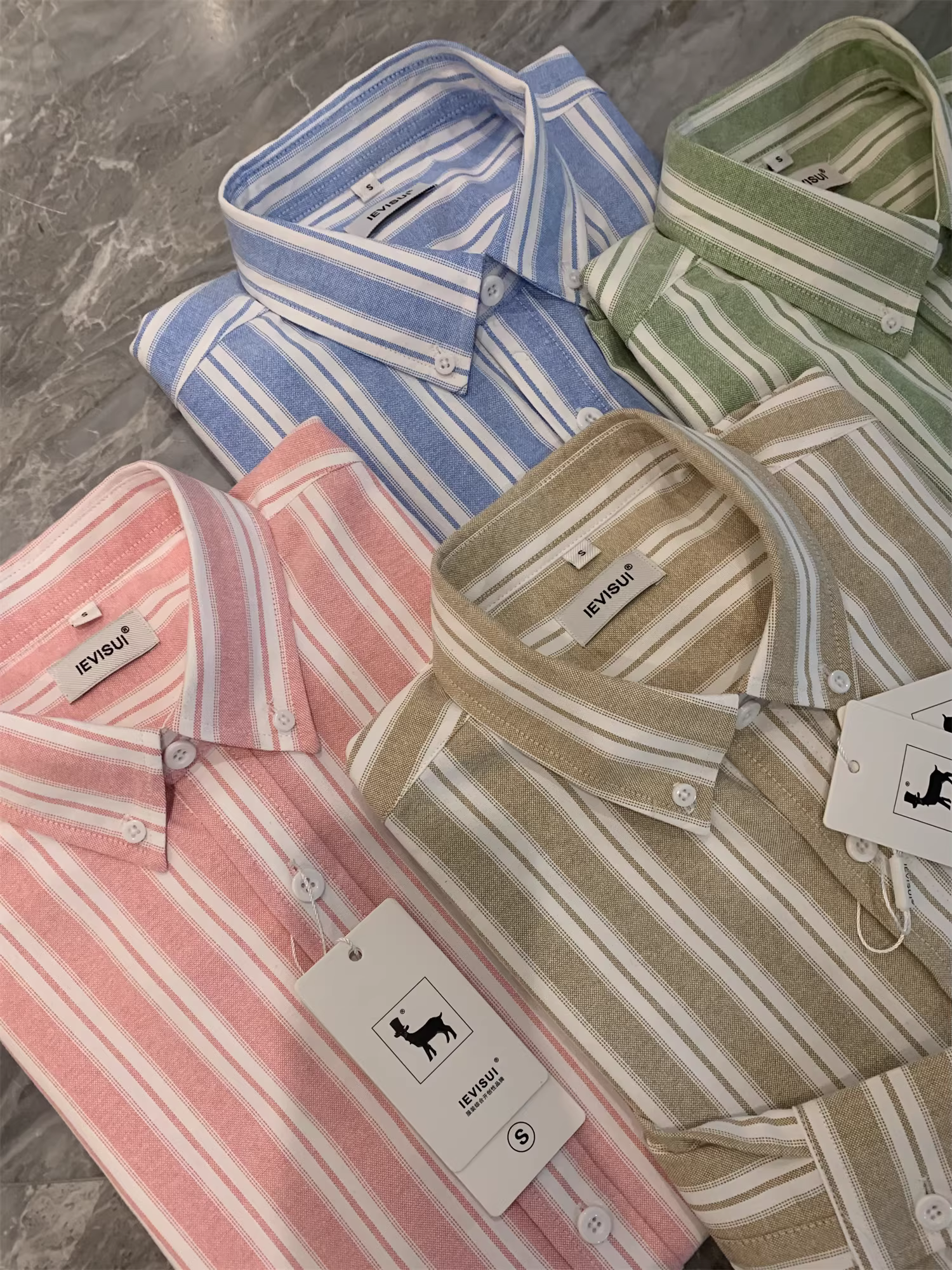 Don Quixote, nghệ thuật và đơn giản! Sọc dọc tươi mát, chất liệu tinh tế, thêu tinh xảo, áo sơ mi dài tay có cổ dành cho nam.