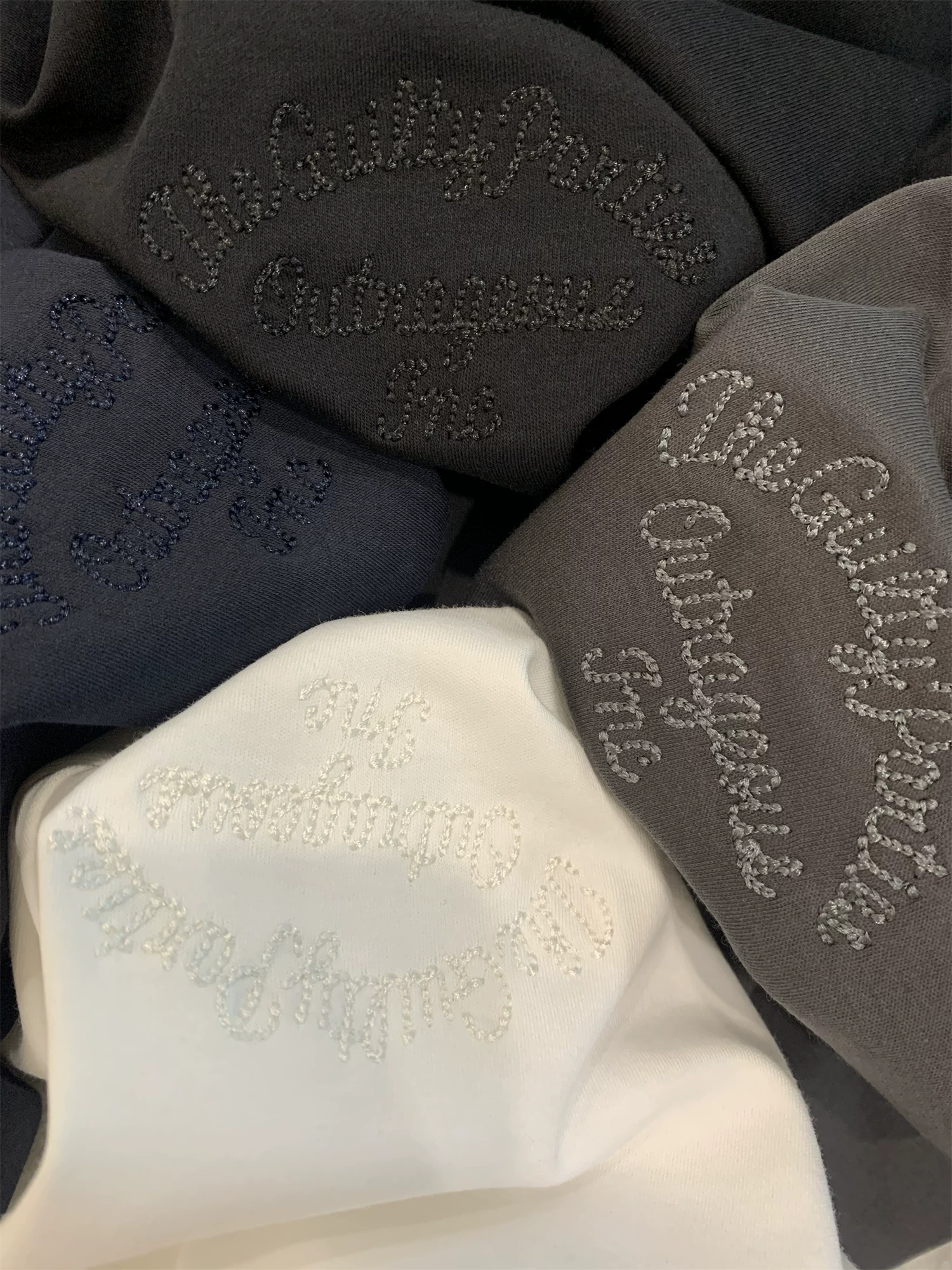 Đơn đặt hàng của công ty Don Quixote ODM! Thân thiện với da và thoáng khí! Áo thun dài tay trơn màu cổ tròn, thêu họa tiết, mặc như lớp lót.