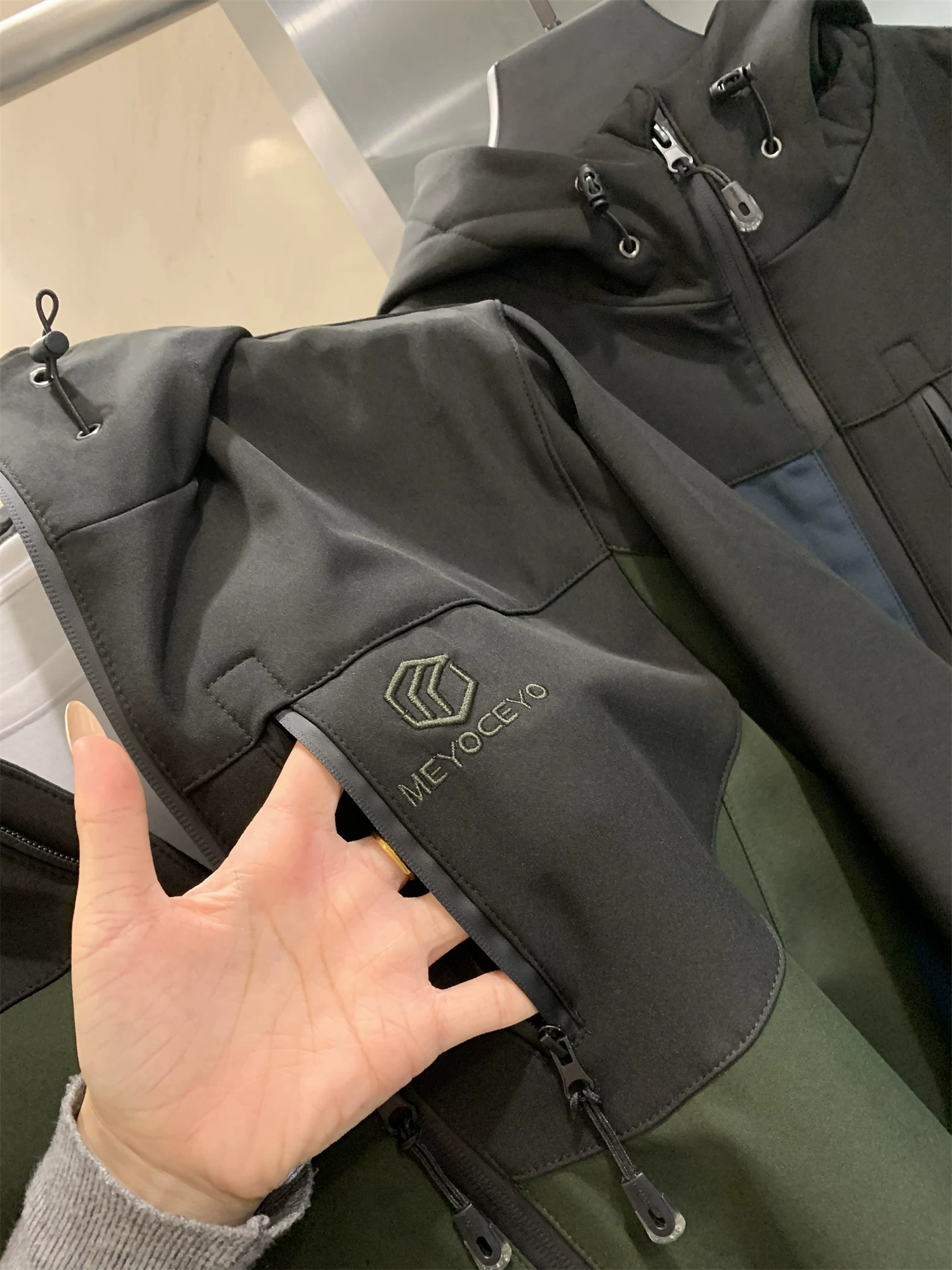 Đồ dùng cần thiết khi đi ngoài trời Don Quixote! Thiết kế phối màu! Áo khoác có mũ trùm đầu ấm áp, lót lông cừu, chống gió mùa thu đông dành cho nam.