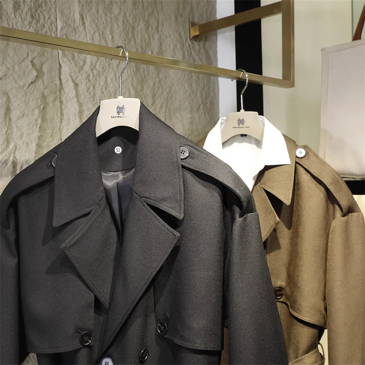 Áo khoác trench coat nam dáng dài, cài khuy đôi, kiểu dáng thời trang pha trộn phong cách cổ điển Don Quixote!