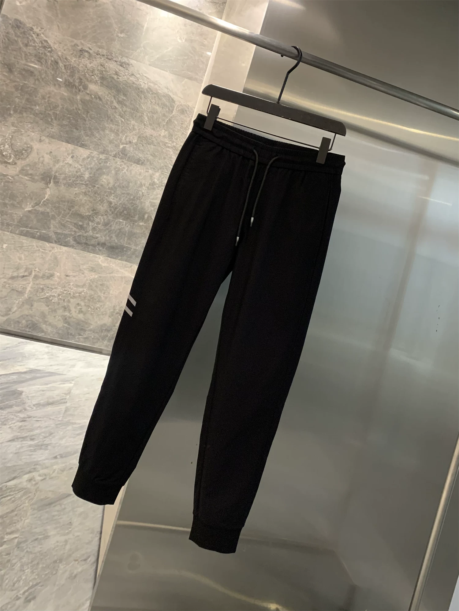 Don Quixote Hàng Tốt! Quần thể thao nam chất liệu thun co giãn, cạp chun, ống bo, màu trơn, phong cách thường ngày, thích hợp cho mùa xuân và mùa thu