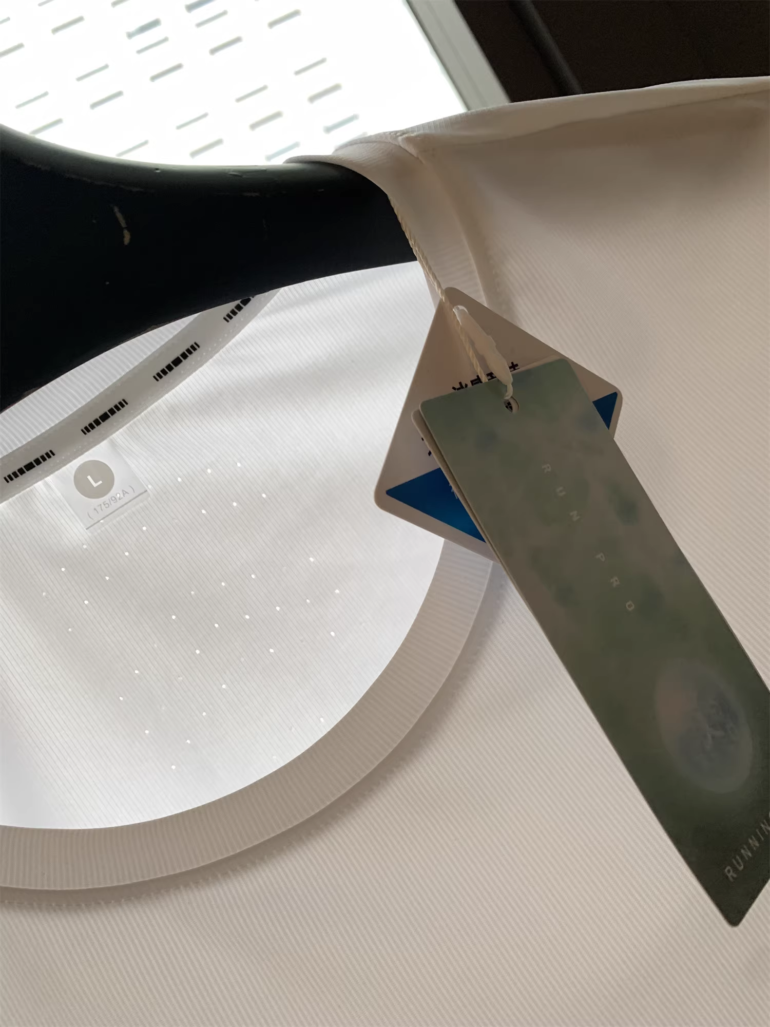 Don Quixote mang lại cảm giác mát mẻ và thân thiện với làn da! Áo thun nam thể thao ngắn tay, chất liệu mỏng nhẹ, nhanh khô, co giãn bốn chiều.