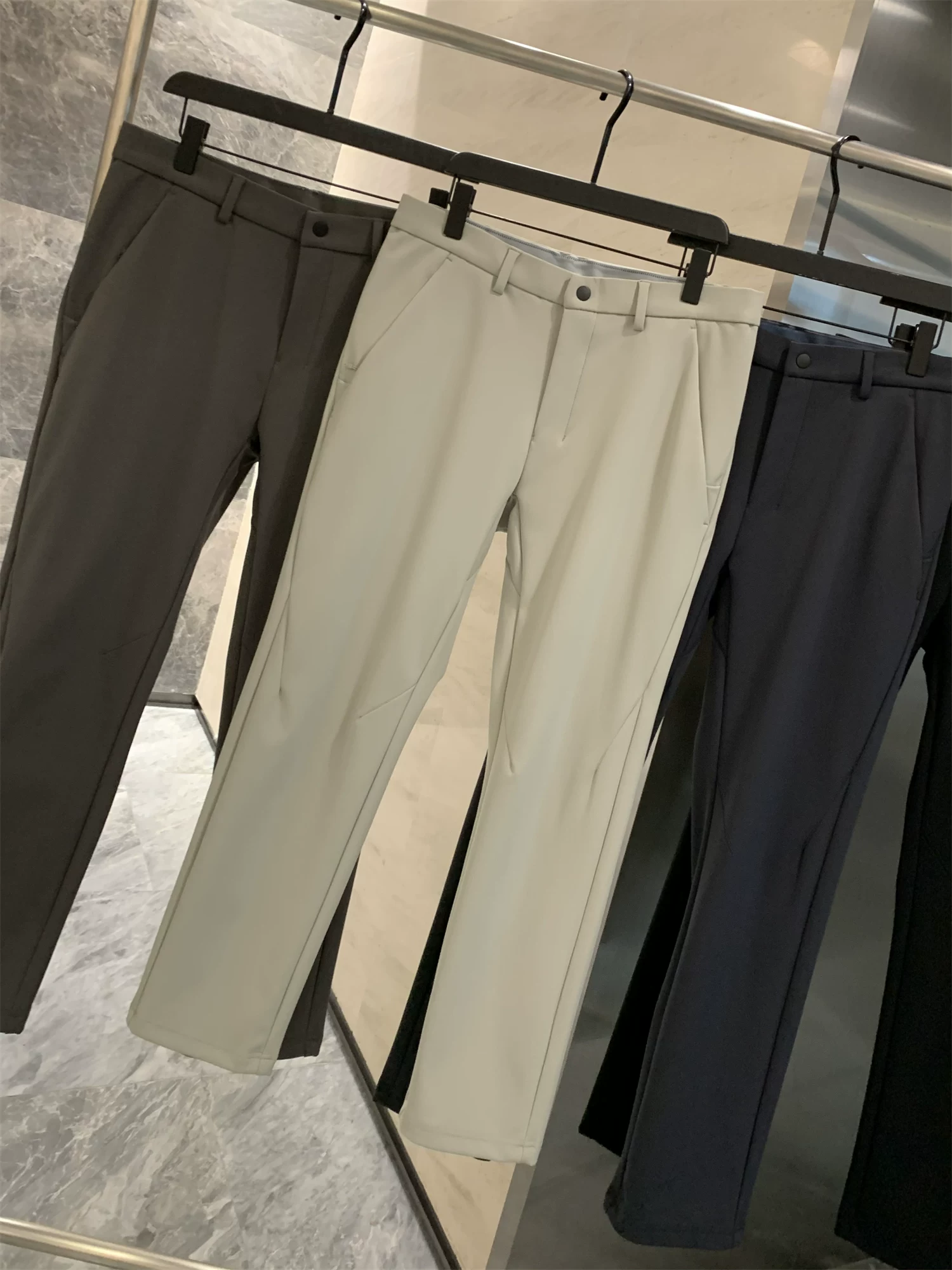 Don Quixote Light Business! Lớp lót bằng len cừu mềm mại! Quần âu ống đứng chống gió và chống thấm nước dành cho nam giới vào mùa thu đông.