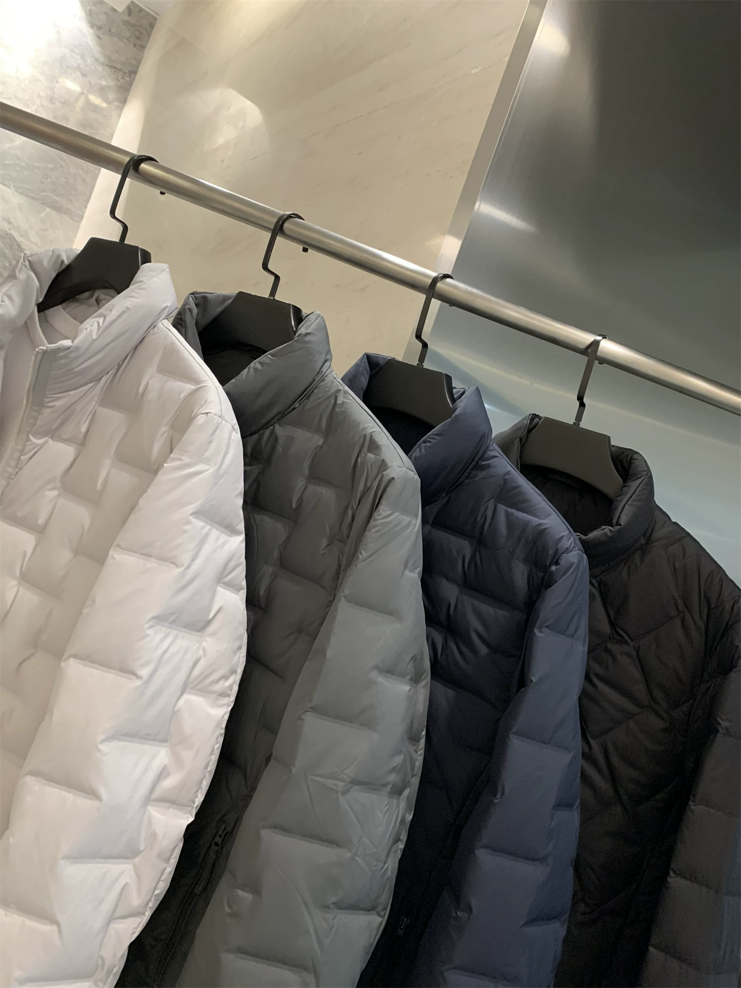 Áo khoác lông vũ nam Don Quixote 90% lông vịt + đường may được dán! Nhẹ, giữ nhiệt, ấm áp, cổ đứng, kiểu ngắn.