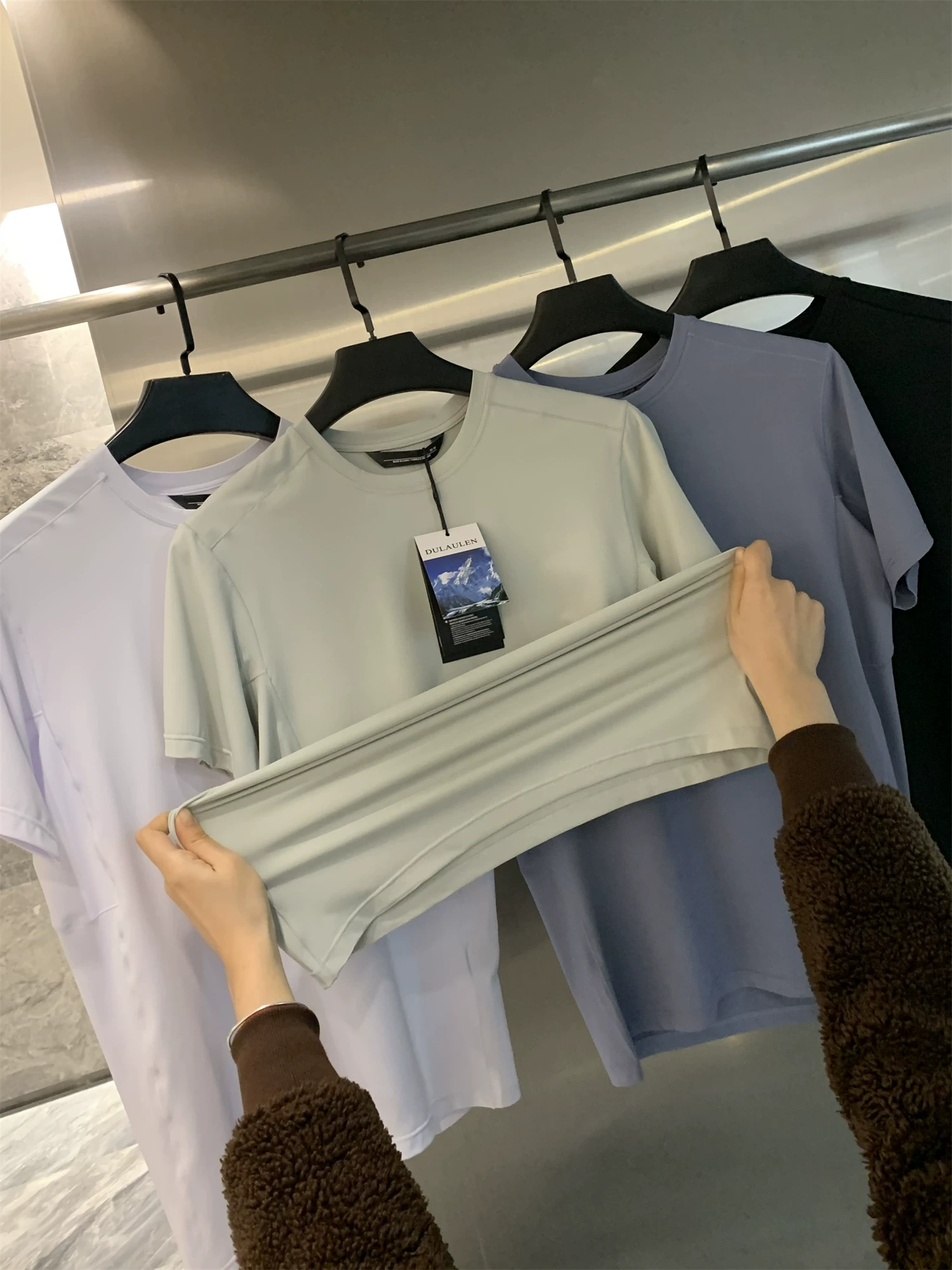 Đồ cần thiết mùa hè của Don Quixote! Áo thun nam màu trơn, thoáng khí, thấm hút mồ hôi, co giãn cao, nhanh khô, kiểu dáng thời trang, tay ngắn.