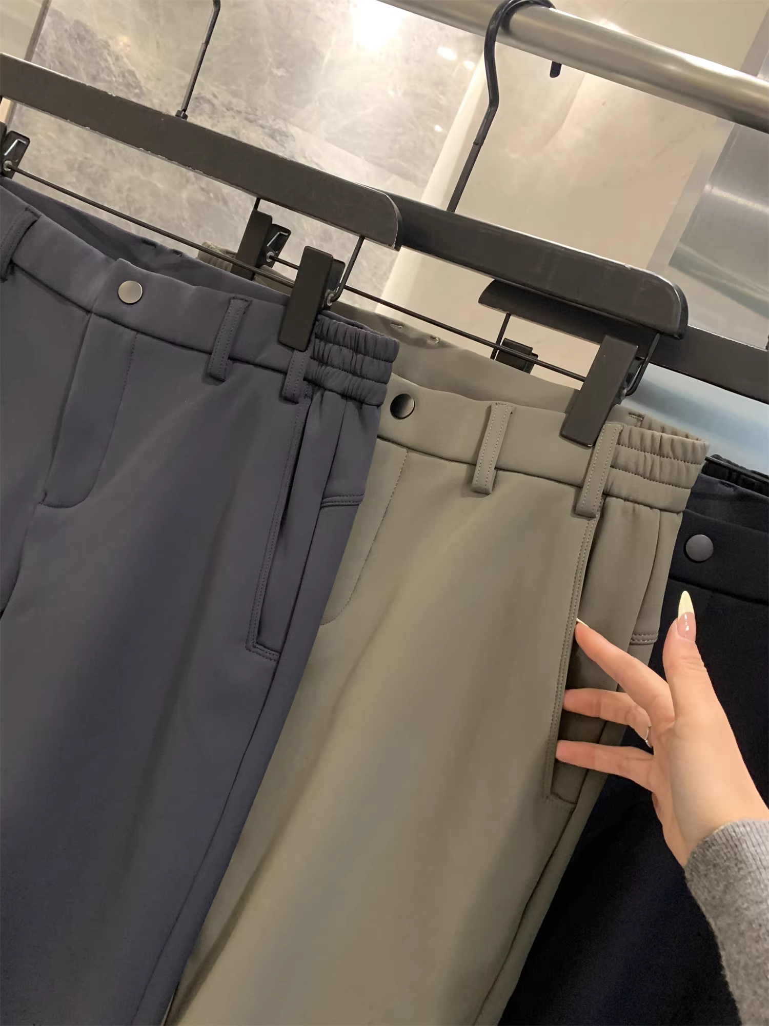 Don Quixote mang phong cách kinh doanh giản dị! Lớp lót lông cừu tích hợp và được làm dày! Quần âu ống đứng màu trơn ấm áp mùa thu đông dành cho nam.